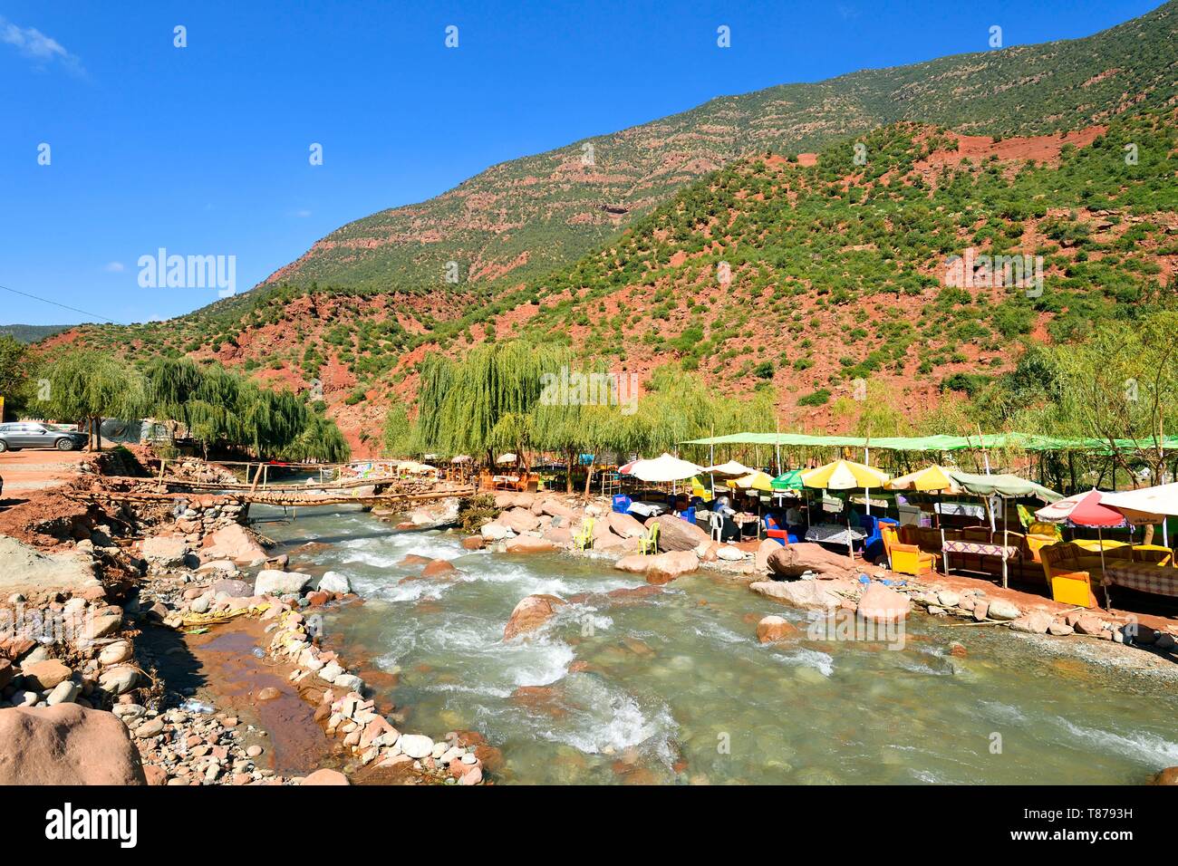 Il Marocco, Alto Atlante, Toubkal National Park, Ourika Valley, ristorante nel letto del oued in tutto il fiume Foto Stock