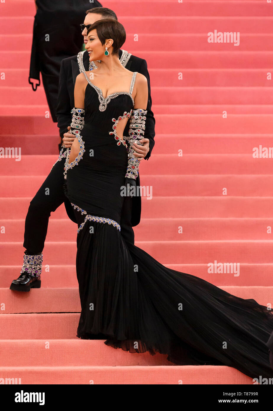 New York, NY - Maggio 06, 2019: Jeremy Scott e Bella Hadid arriva per il 2019 si è riunito di gala per celebrare il Camp: Note sulla moda presso il Metropolitan Museum o Foto Stock
