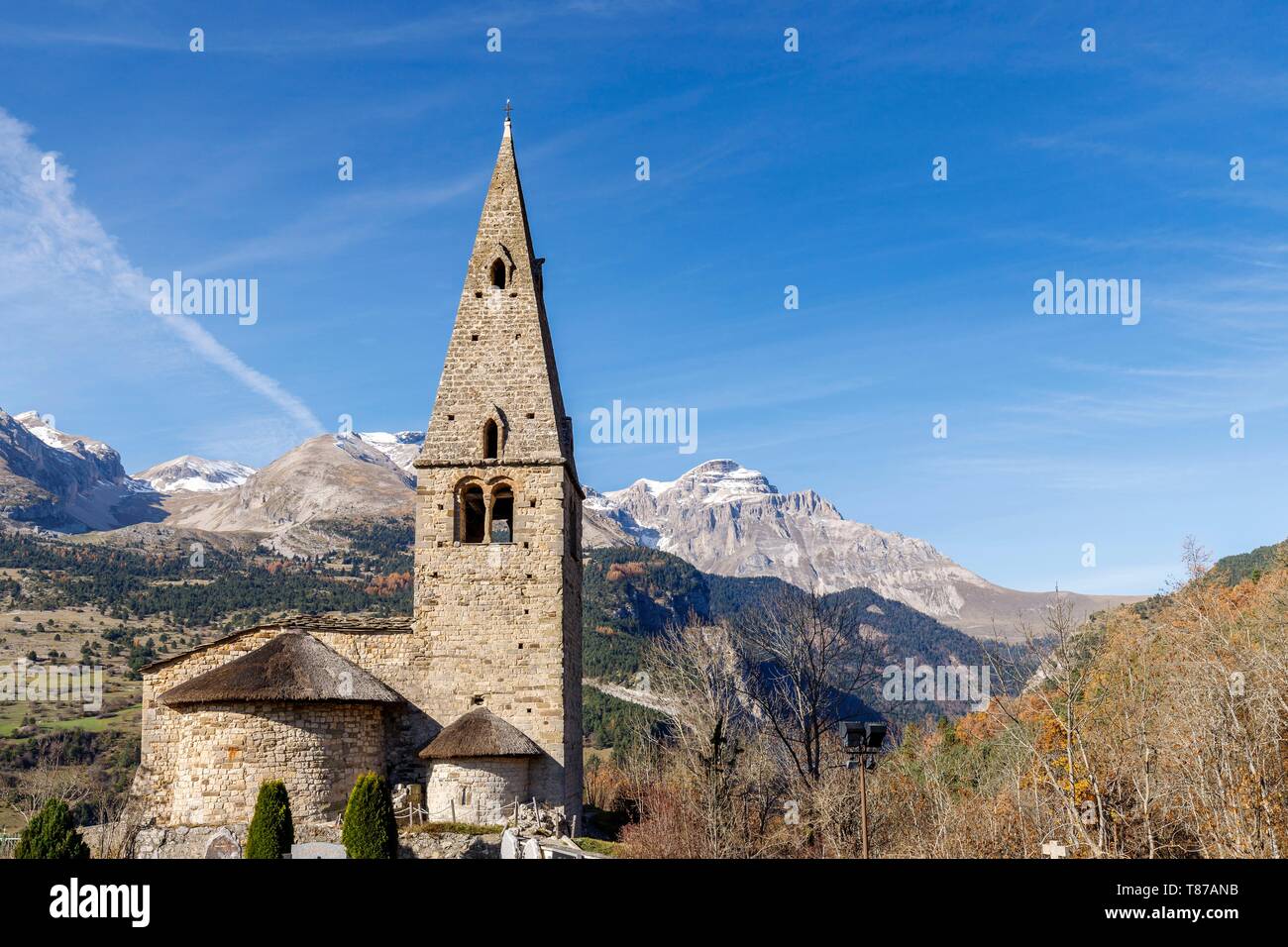 Francia, Hautes Alpes, il massiccio del Dévoluy, Saint Disdier en Dévoluy, la cappella di Gicons di stile romanico del XI e il XII secolo, meglio conosciuta come La Mere Église, sullo sfondo la Grande Tête de l'Obiou (2789m) Foto Stock