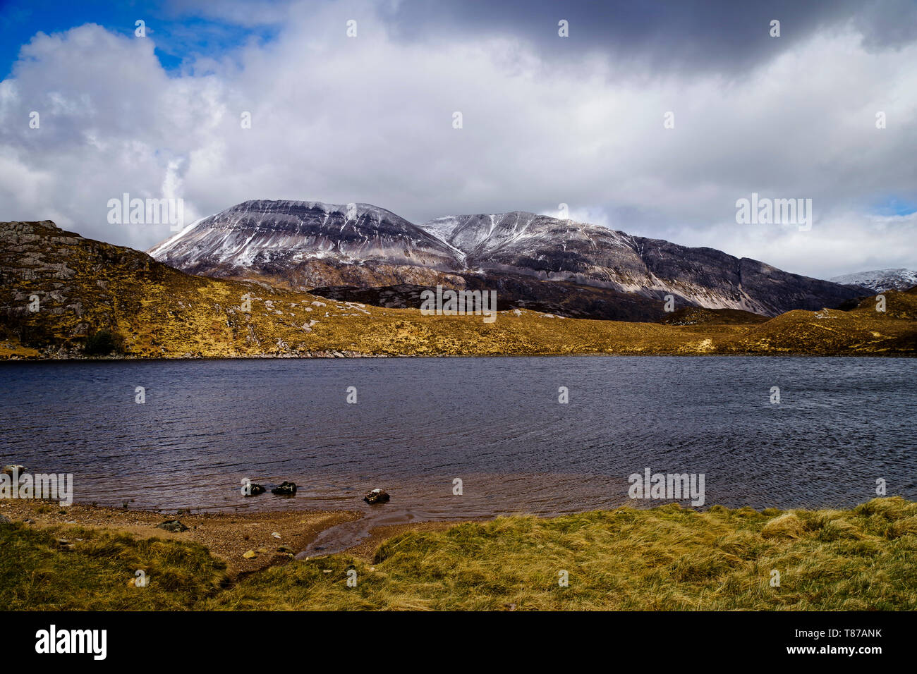 Snow-capped Arkle visto sul Loch stack su un blustery aprile giornata, Sutherland, Highlands scozzesi, REGNO UNITO Foto Stock