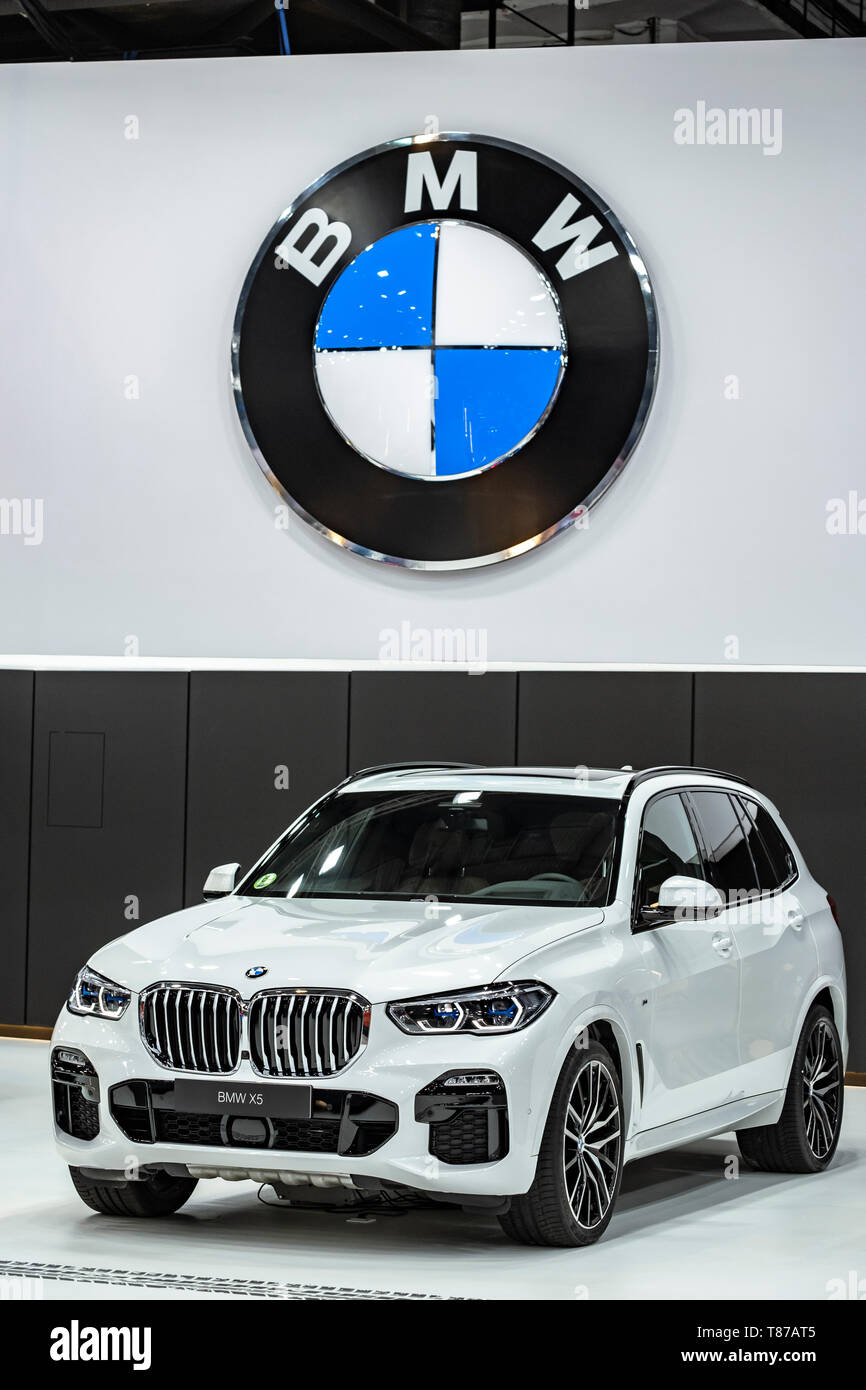 BMW presenta il nuovo logo per la comunicazione 