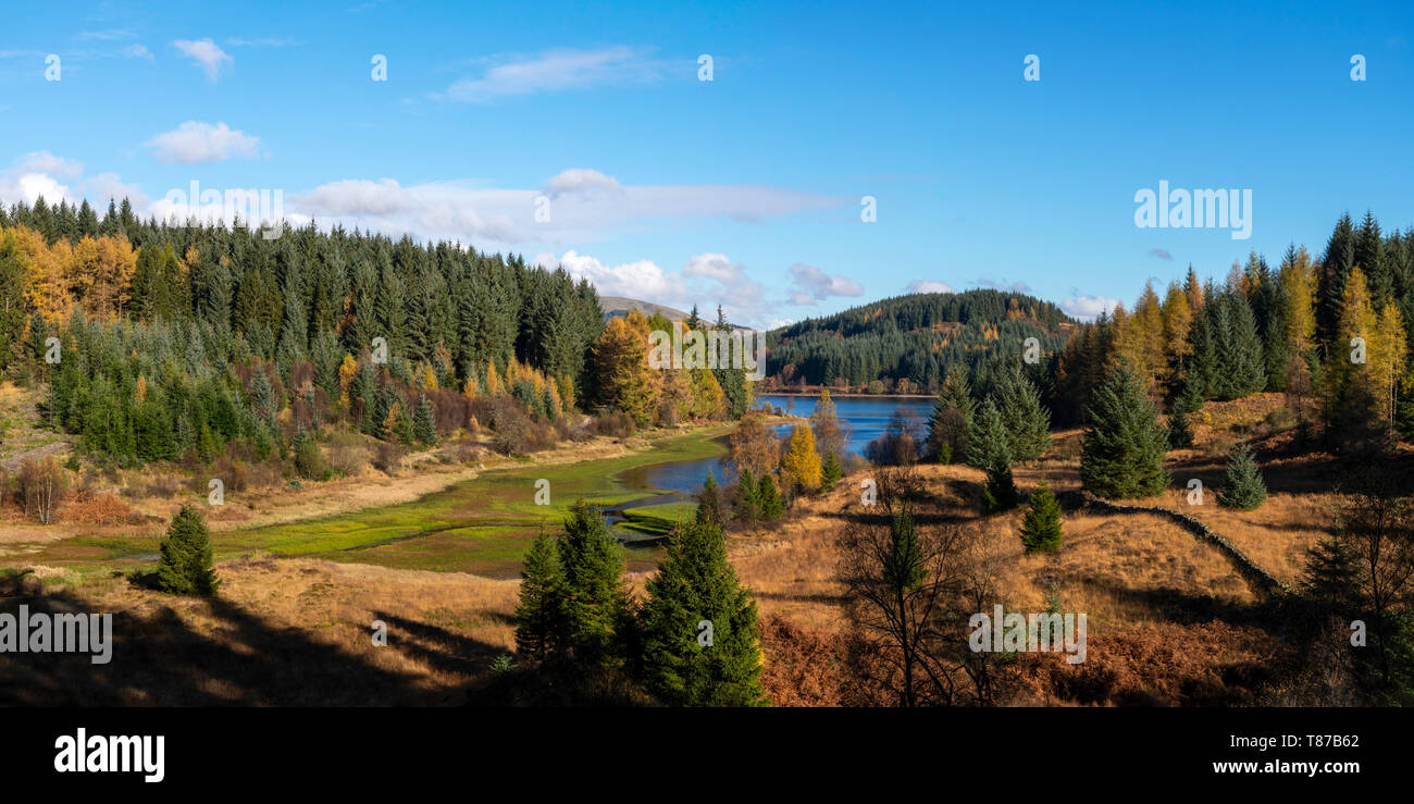 Vista panoramica di Loch Drunkie sul Achray Forest Drive nel Trossachs, Scotland, Regno Unito Foto Stock