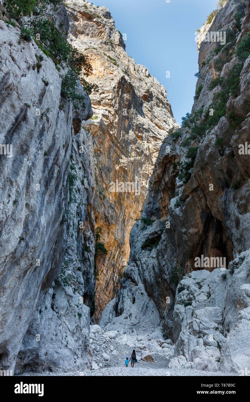 L'Italia, Sardegna, Provincia di Nuoro, Dorgali, il Supramonte di Urzulei, donna e suo figlio nel canyon di Gorropu Foto Stock