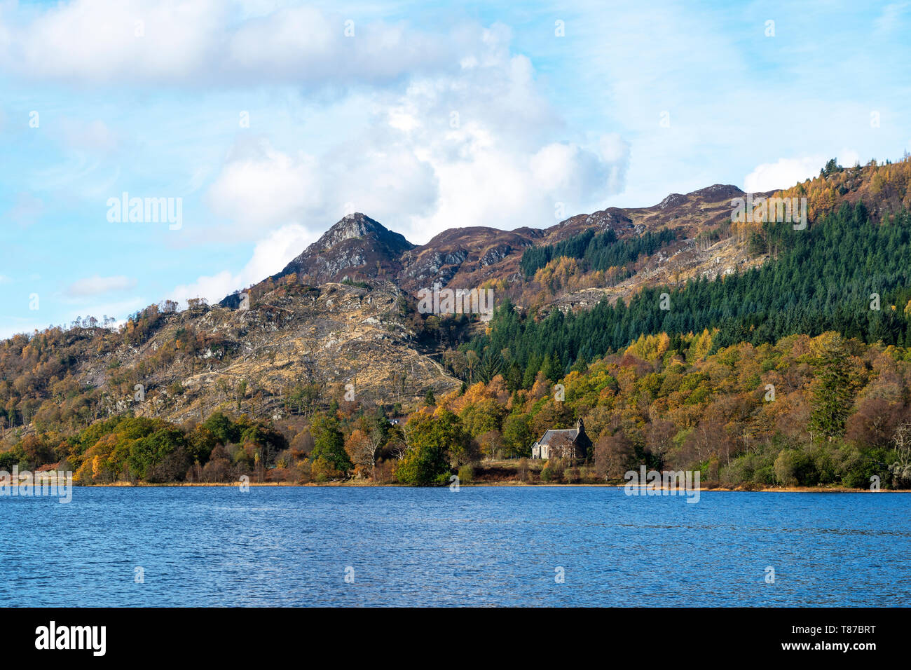 Trossachs chiesa sulle rive di Loch Achray sul Achray Forest Drive nel Trossachs, Scotland, Regno Unito Foto Stock