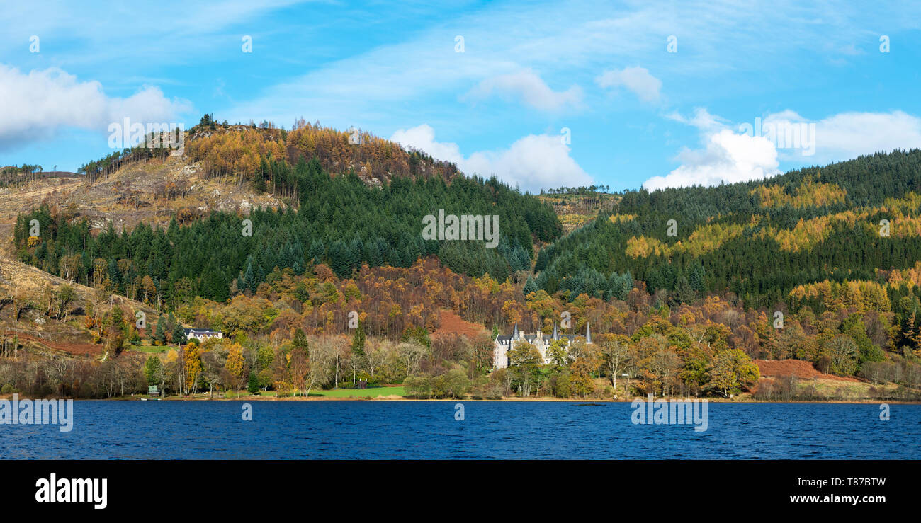 Vista panoramica sul Loch Achray con il Tigh Mor Hotel sulla riva dal Achray Forest Drive nel Trossachs, Scotland, Regno Unito Foto Stock