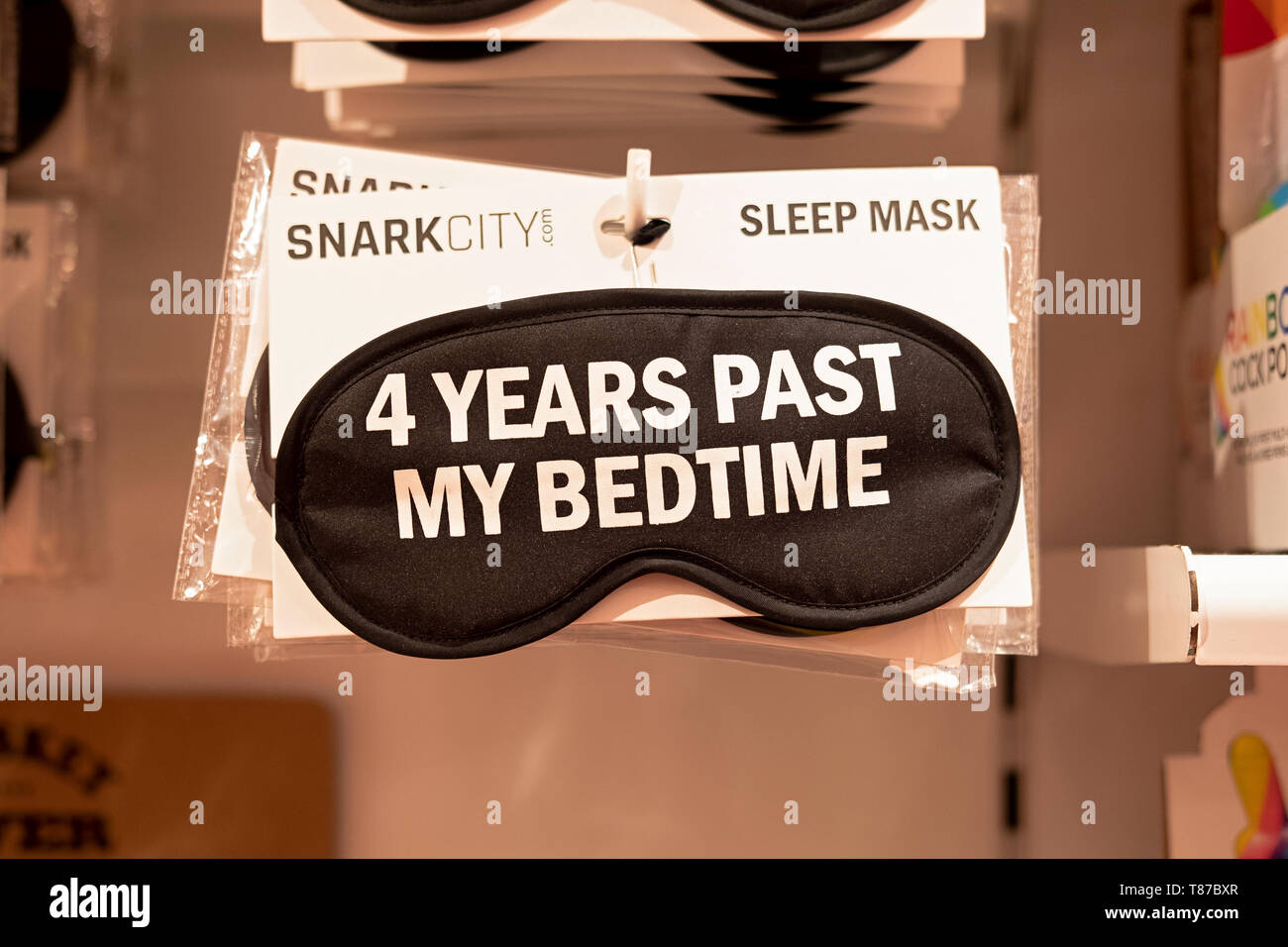 4 anni passati la mia prima di addormentarsi. Una divertente maschera di sospensione per la vendita in It'szucchero nel Greenwich Village di New York City. Foto Stock