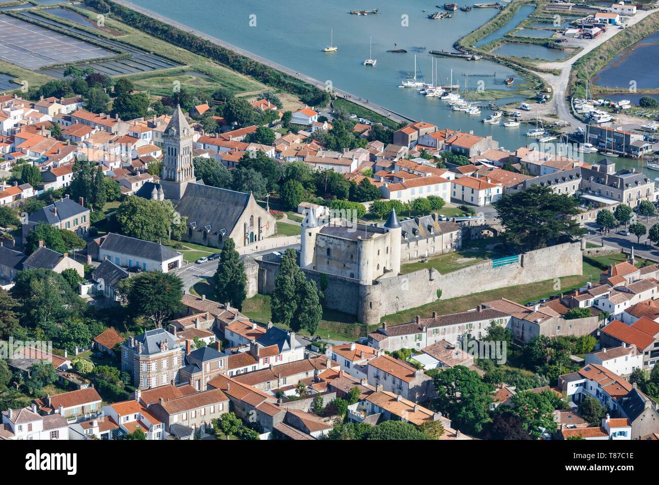 Francia, Vendee, Noirmoutier en l'Ile, il castello, la chiesa e il porto (vista aerea) Foto Stock