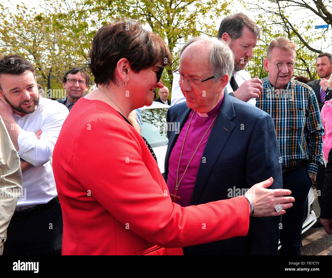 DUP leader Arlene Foster con Chiesa di Irlanda Vescovo di Derry Ken buona a una veglia di Creggan, Derry dopo l omicidio del giornalista Lyra McKee. ©George Sweeney / Alamy Foto Stock