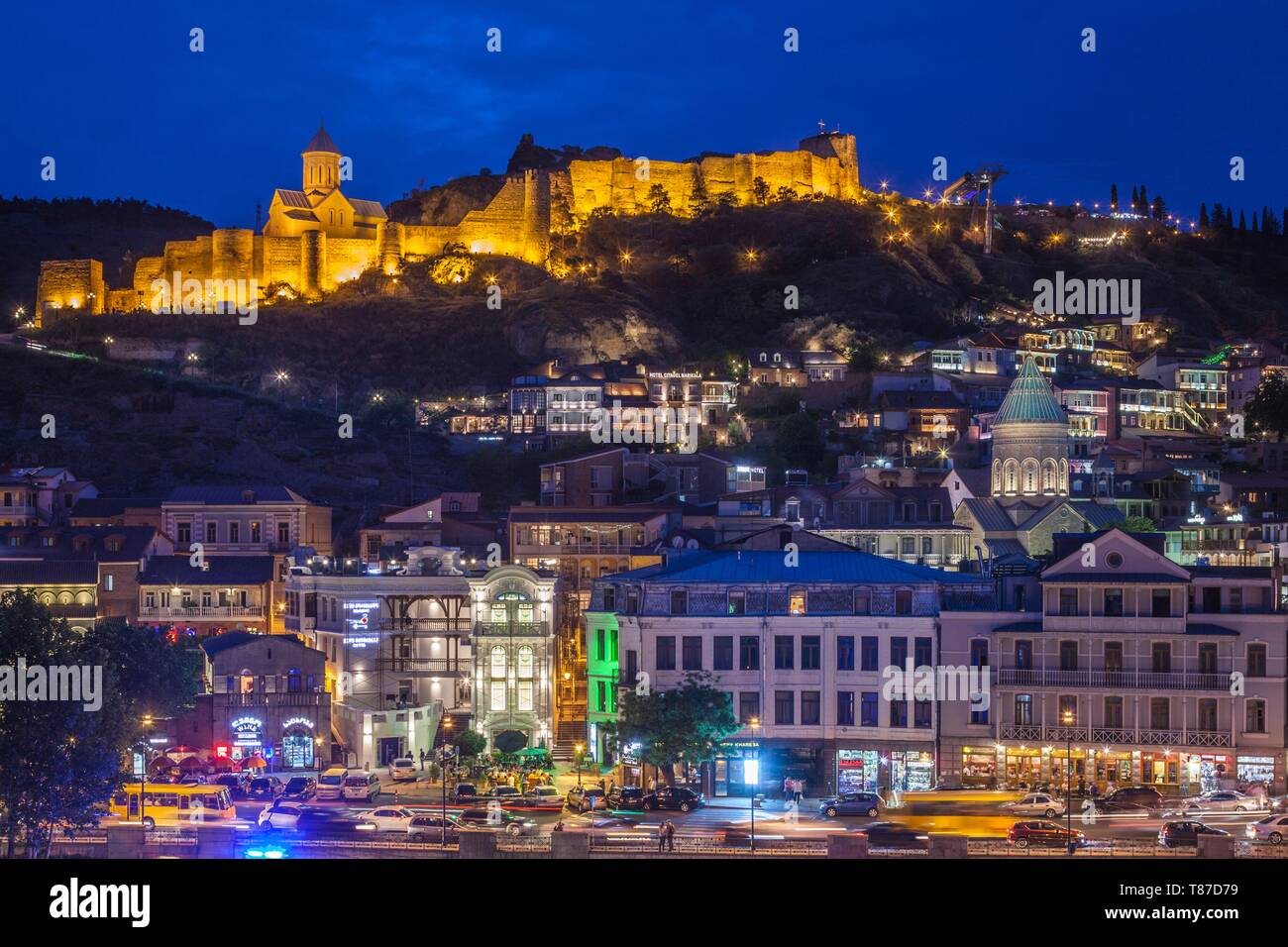 La Georgia, Tbilisi, città vecchia, ad alto angolo di visione con Narikala Fortrress, sera Foto Stock