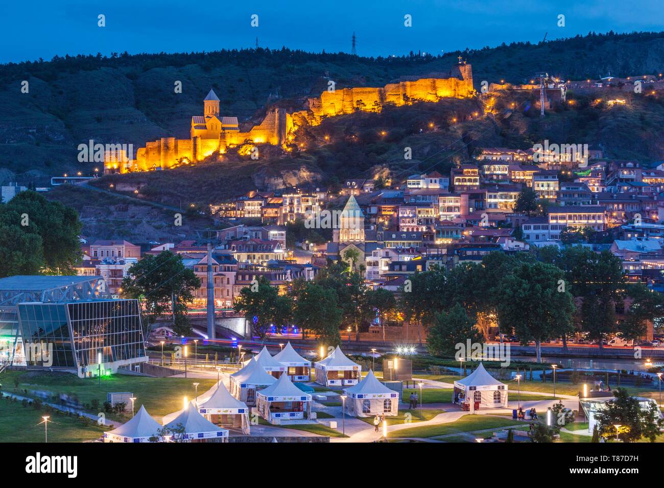 La Georgia, Tbilisi, città vecchia, ad alto angolo di visione con la fortezza di Narikala, crepuscolo Foto Stock