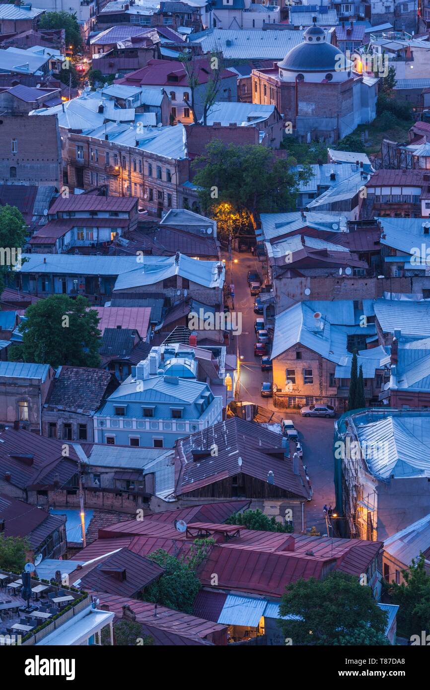 La Georgia, Tbilisi, Fortezza di Narikala, ad alto angolo di visione della Città Vecchia, crepuscolo Foto Stock