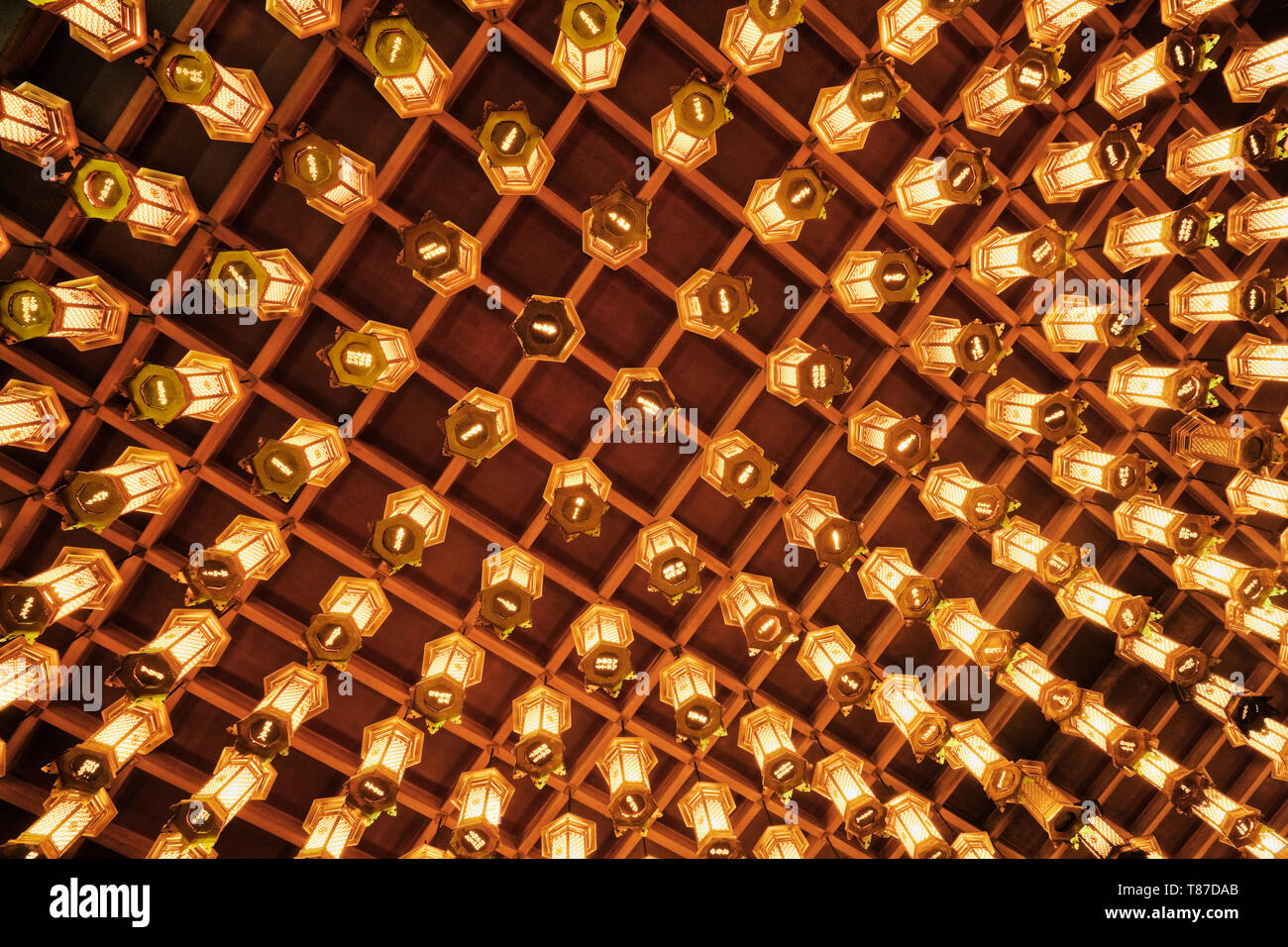 Asian lanterne sospese dal soffitto Foto Stock