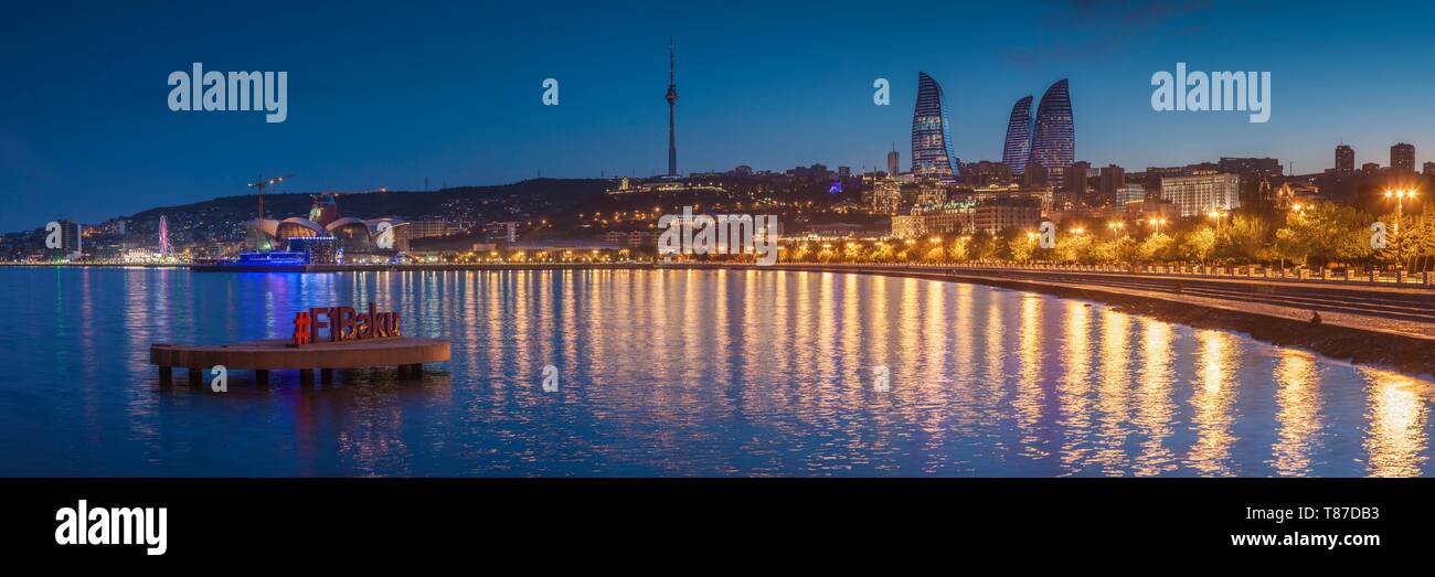 Azerbaigian, Baku, Bulvar Promenade, città skyine con Baku la torre della televisione e torri a fiamma, crepuscolo Foto Stock