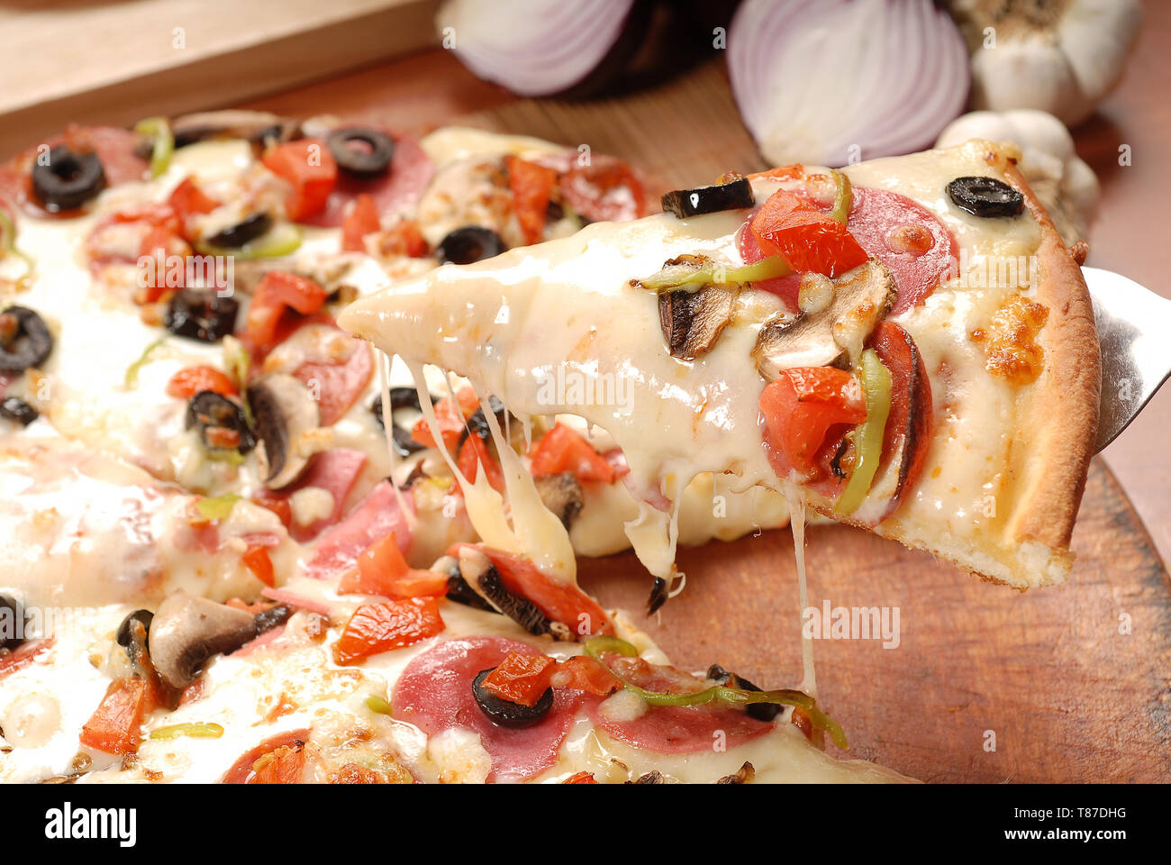 Concetto il volantino promozionale e poster per ristoranti o pizzerie, modello con gusto delizioso salsiccia per pizza pizza e mozzarella Foto Stock