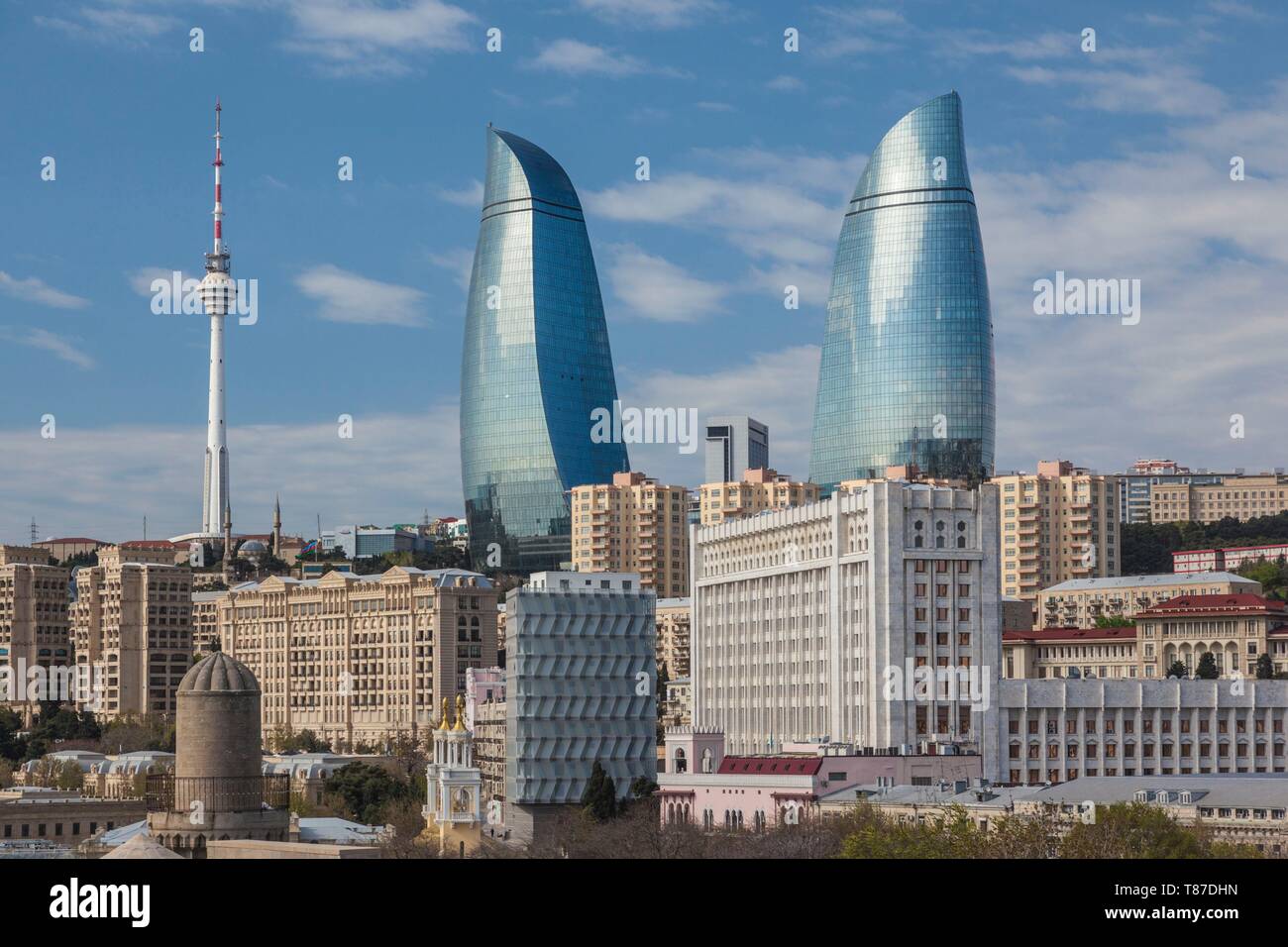 Azerbaigian, Baku, ad alto angolo di visione di Baku la torre della televisione e torri a fiamma Foto Stock