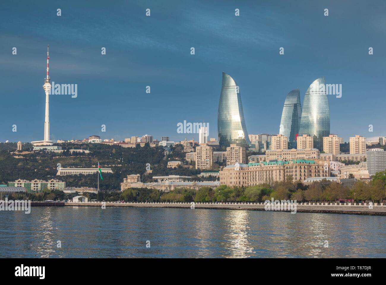 Azerbaigian, Baku, skyline della città di Baku la torre della televisione e torri a fiamma forma la baia di Baku, alba Foto Stock