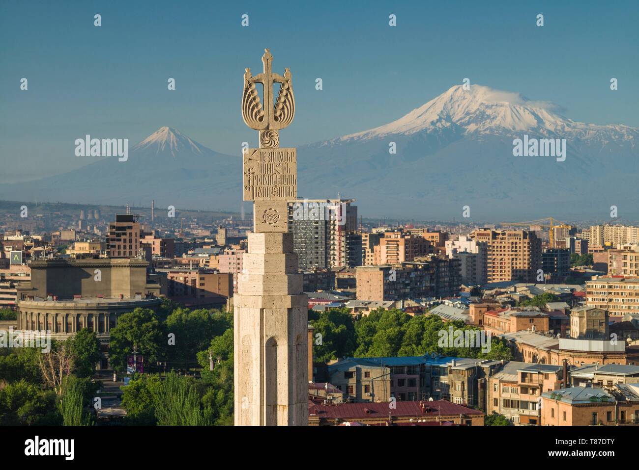 Armenia, Yerevan, la cascata, ad alto angolo di visione della città e Mt. Ararat, alba Foto Stock