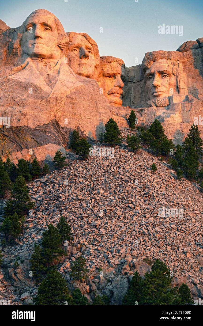 Stati Uniti, South Dakota, area delle Black Hills e il Monte Rushmore National Memorial, da sinistra a destra, ex presidenti George Washington Thomas Jefferson, Theodore Roosevelt e Abraham Lincoln Foto Stock