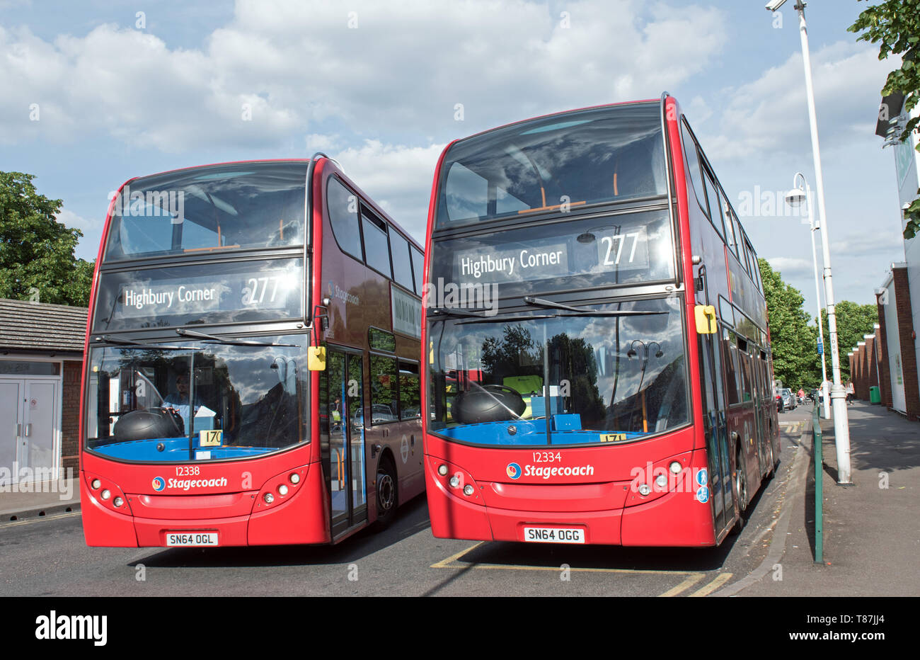 Due numero 277 double decker bus destinazione angolo di Highbury, Crossharbor Bus Station, Isle of Dogs, London Borough of Tower Hamlets, England Regno Unito Foto Stock