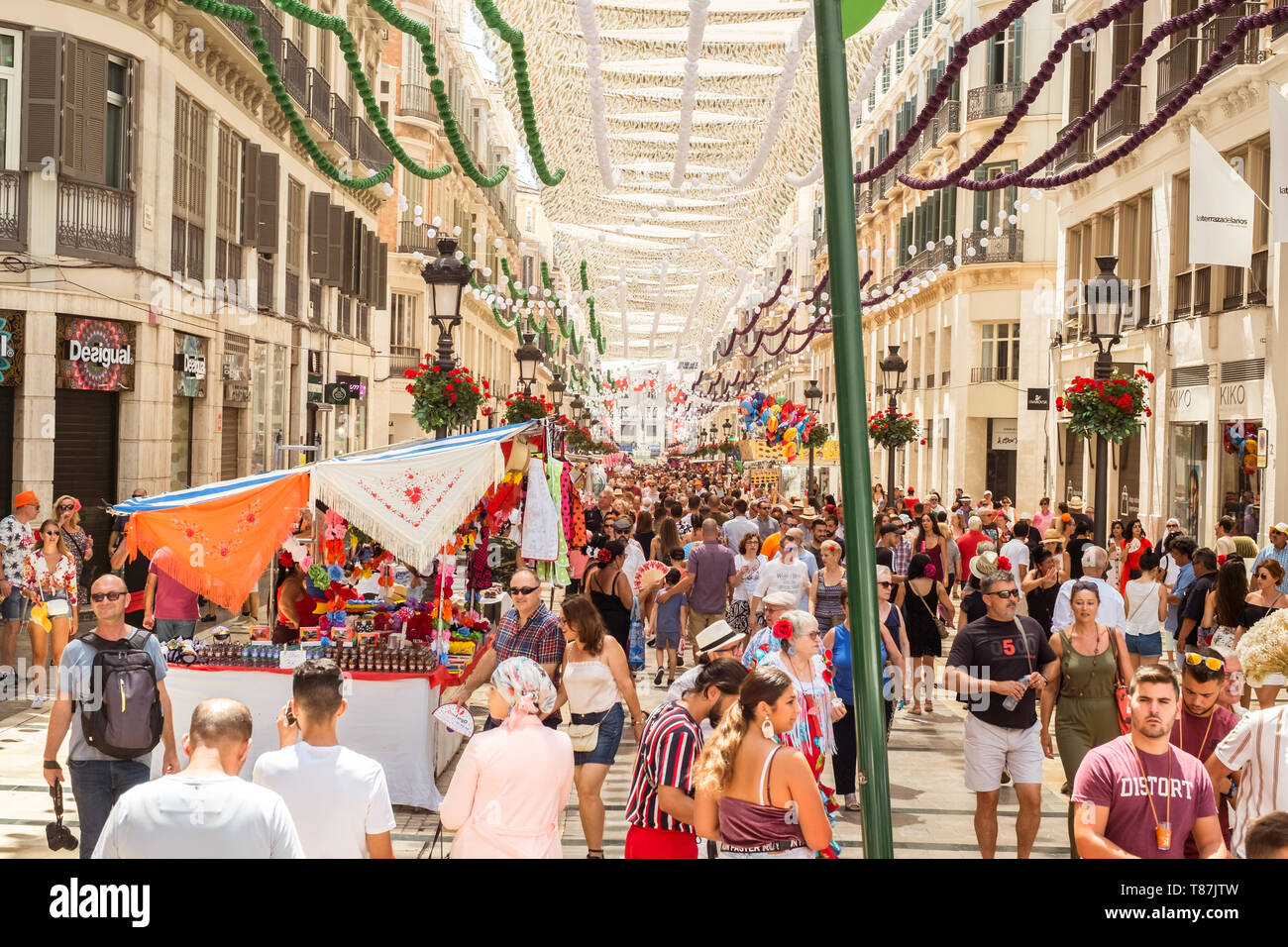 Malaga, Spagna - 12 agosto 2018. Le persone aventi il divertimento sulla vecchia strada intorno al centro storico a Feria de Malaga, un evento annuale che prende pla Foto Stock