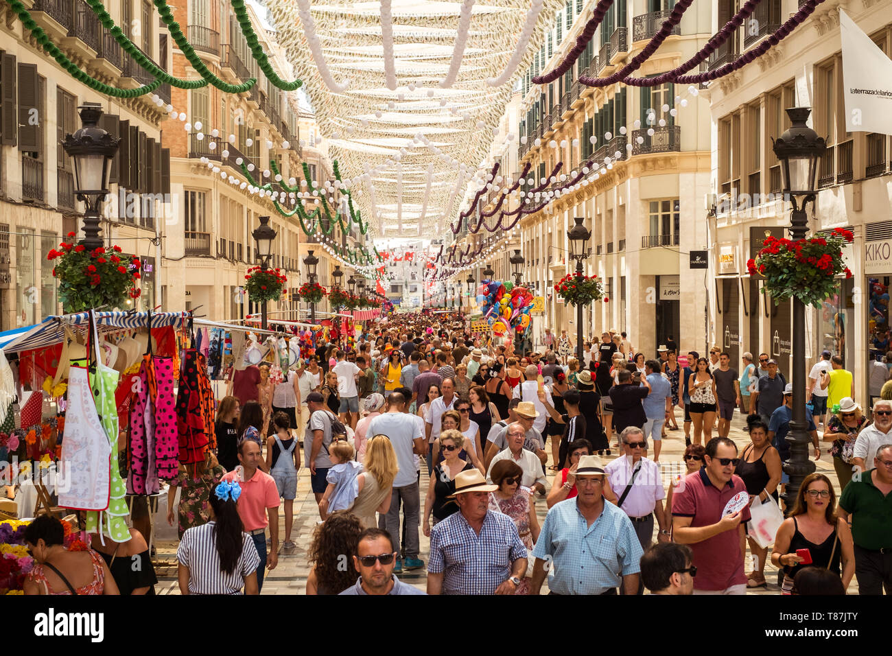 Malaga, Spagna - 12 agosto 2018. Le persone aventi il divertimento sulla vecchia strada intorno al centro storico a Feria de Malaga, un evento annuale che prende pla Foto Stock