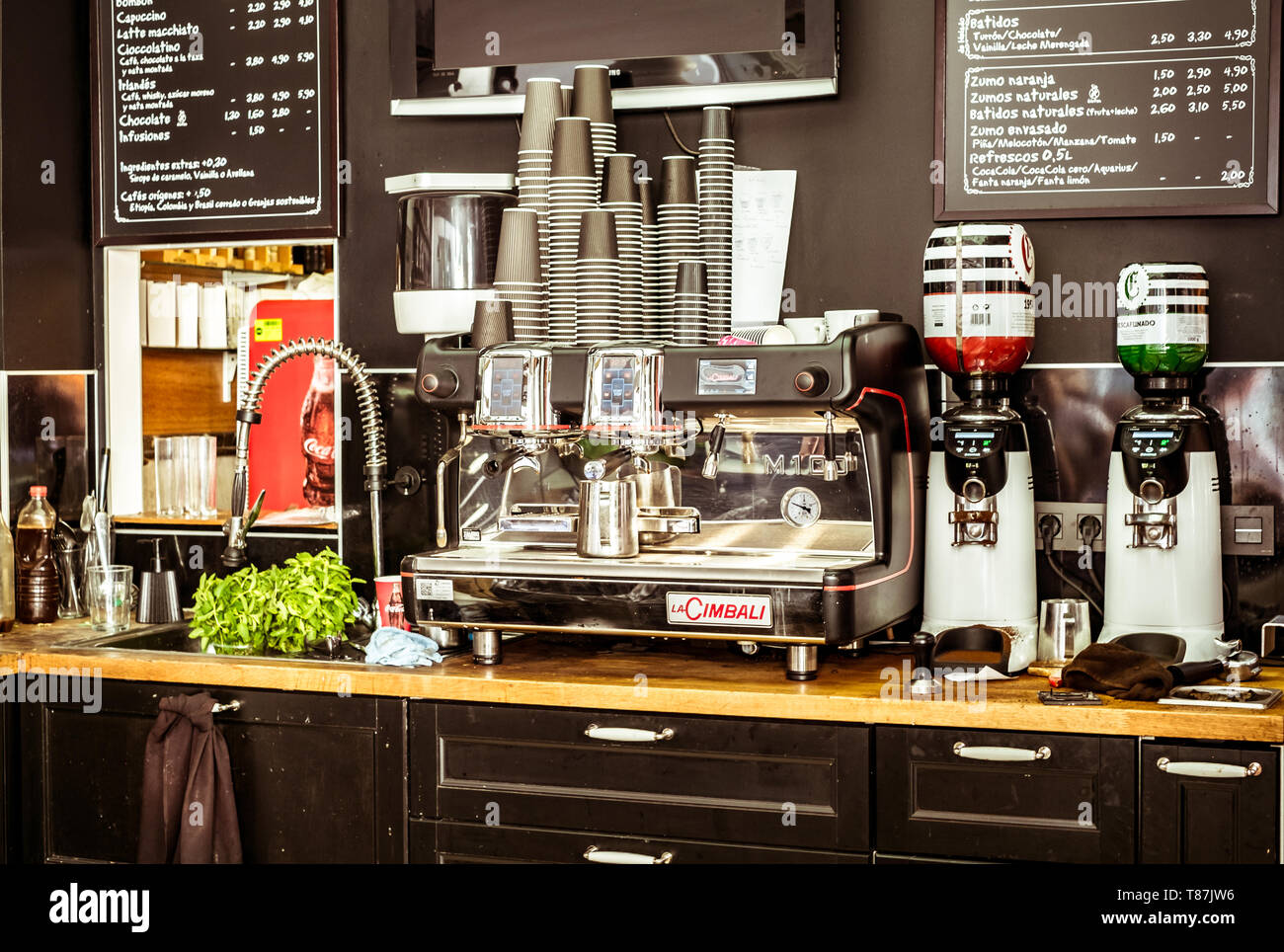 Potente automatico di caffè espresso e cappuccino macchina all'interno di  un bar nel centro storico Città Malaga, Spagna Foto stock - Alamy