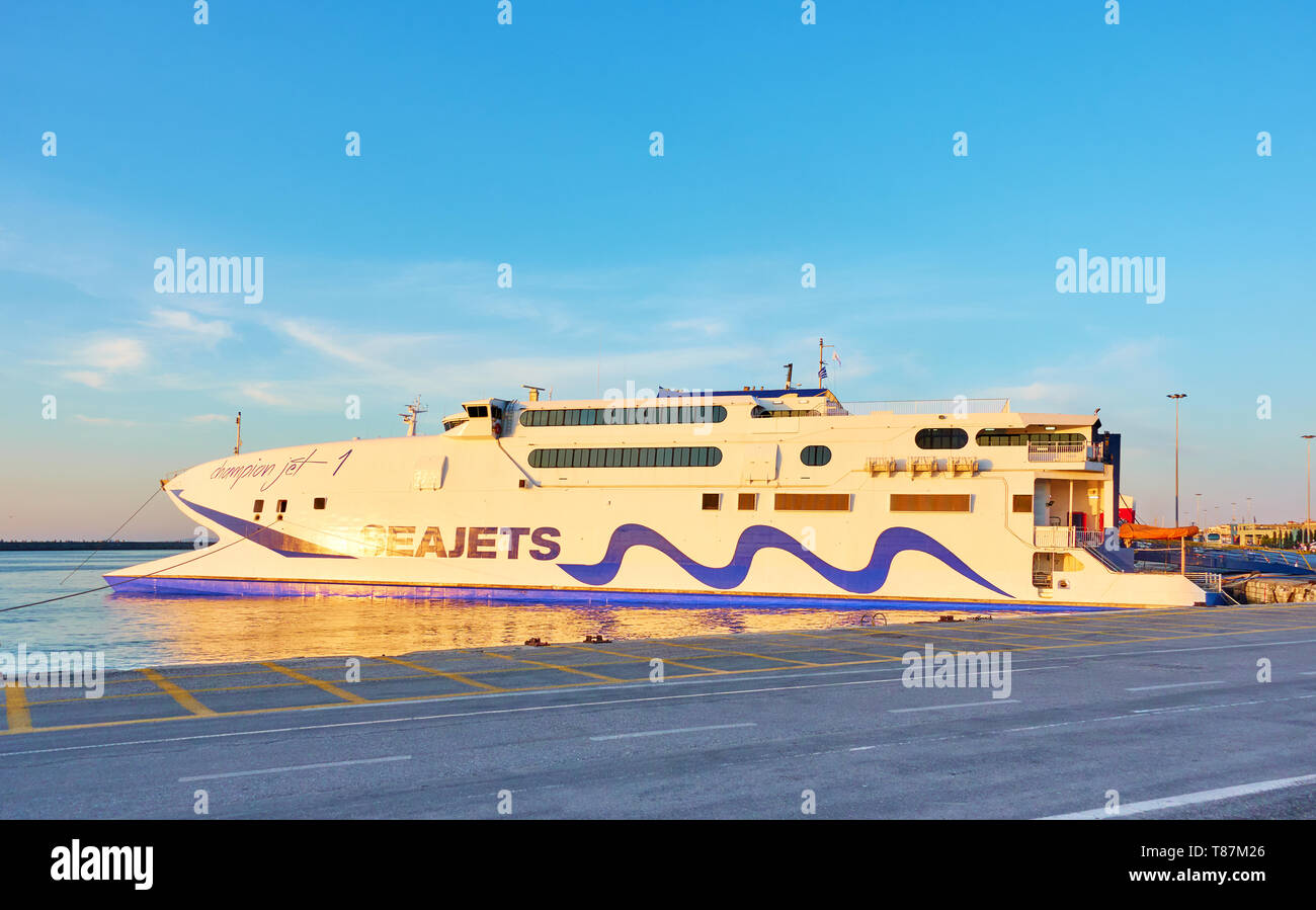 Heraklion, Creta, Grecia - 25 Aprile 2018: Campione Seajets Jet 1 ferry boat ormeggiate nel porto di Heraklion Foto Stock
