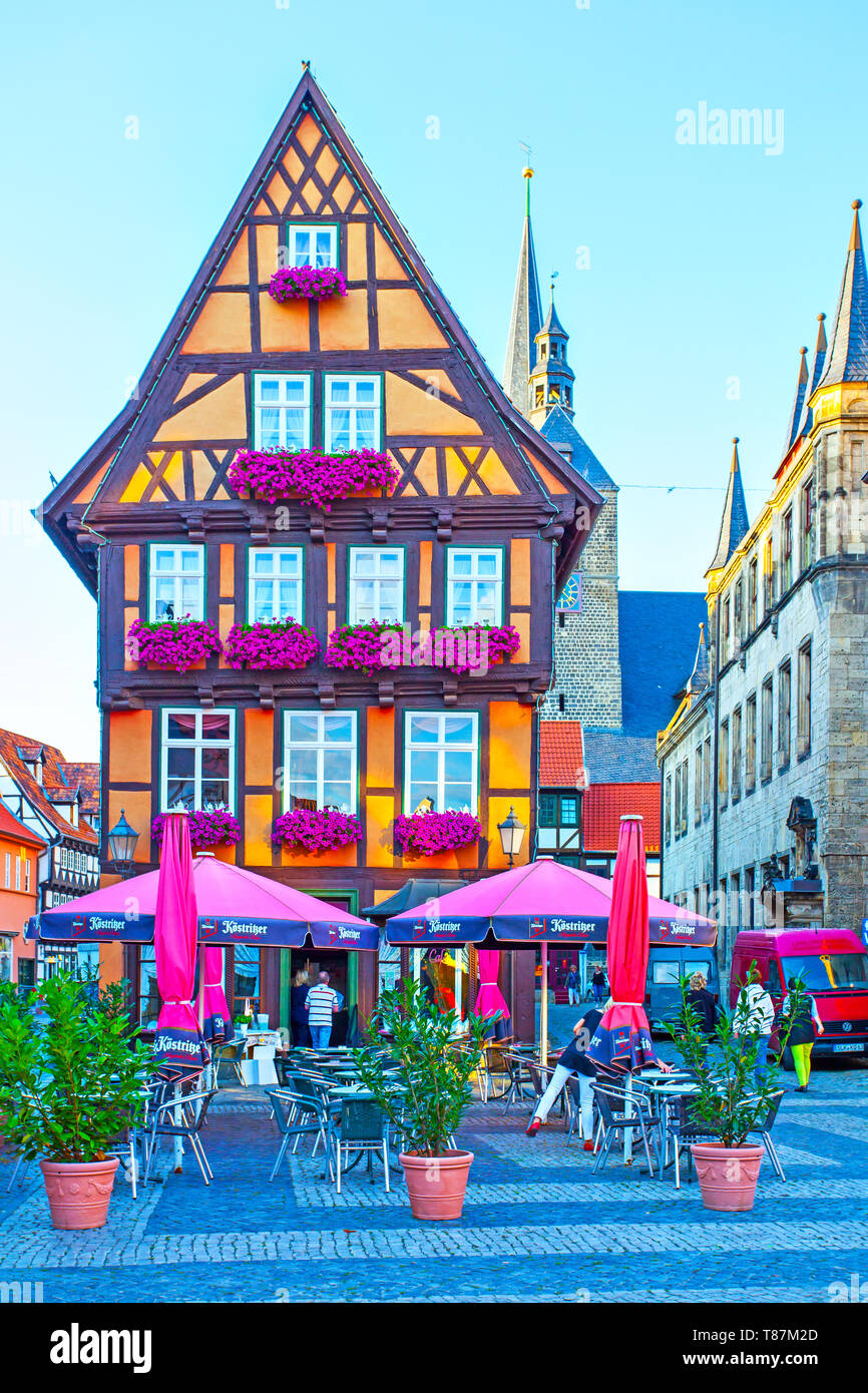 Quedlinburg, Germania - 11 agosto 2012: Town Square vicino alla vecchia casa con cafe a Quedlinburg in serata Foto Stock