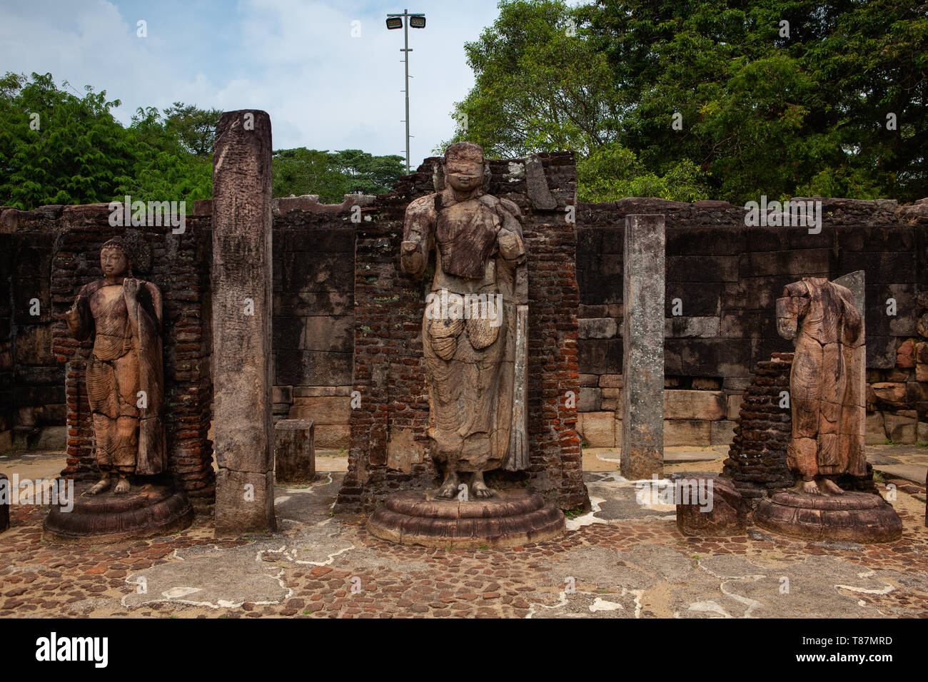 Polonnaruwa - le rovine di un antico tempio, tracce di una antica civiltà molto evoluta. Lo Sri Lanka. Polonnaruwa fu dapprima dichiarata la capit Foto Stock