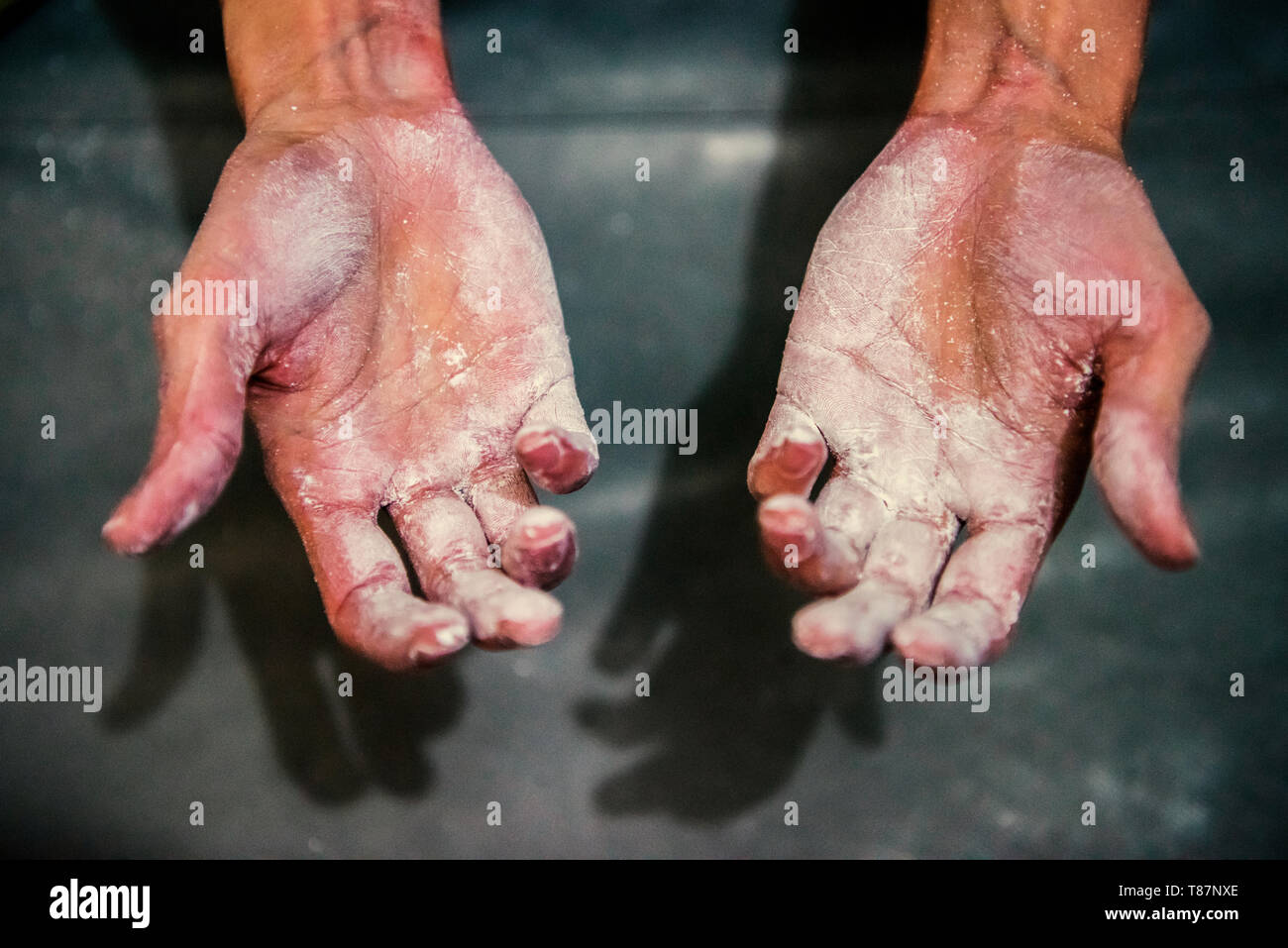 Primo piano immagine di mani femminili piena di magnesio chalk. Foto Stock