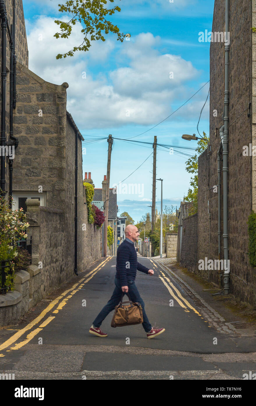 Attraversando un vicoletto nel centro di Aberdeen, Scozia Foto Stock