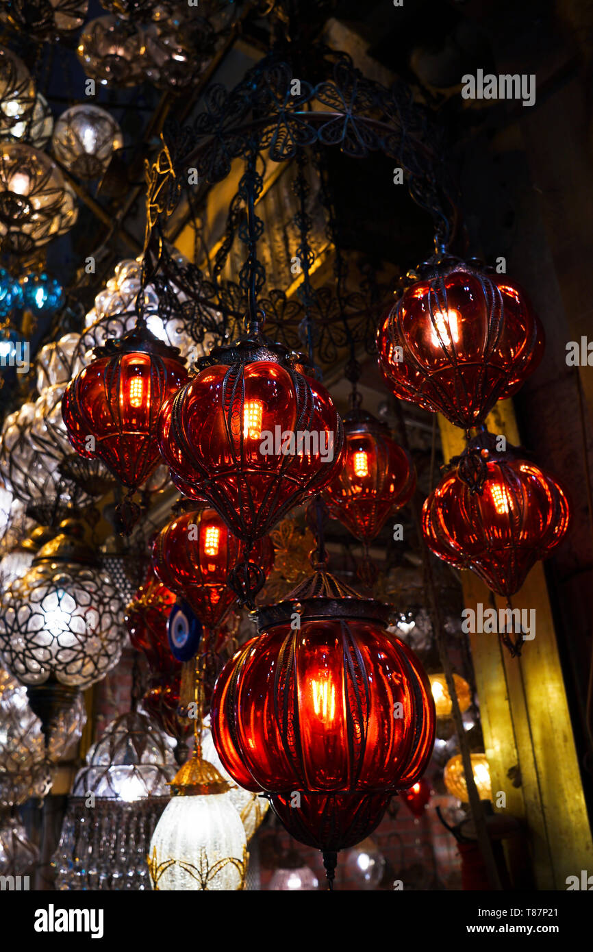 Lampadario in vetro sembra vetro lanterne sono di moda a Istanbul. Vi è un rosso lucido uno in un negozio. Foto Stock