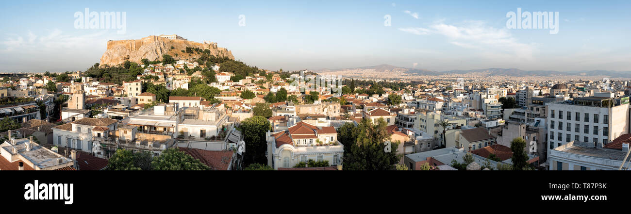 Acropoli Partenone V secolo a.C. Cittadella che si affaccia su Atene Grecia | ATENE, Grecia: L'Acropoli incorona la sua collina rocciosa sopra un panorama mozzafiato del paesaggio urbano di Atene, con il profilo del Partenone visibile lungo la cima. La cittadella ha occupato questo affioramento calcareo, a circa 500 piedi (156 m) sopra il bacino circostante, da quando una fortificazione micenea è stata innalzata lì nel XIII secolo a.C. La fitta e bassa espansione sottostante riflette la rapida crescita di Atene del XX secolo intorno al suo nucleo antico. Foto Stock