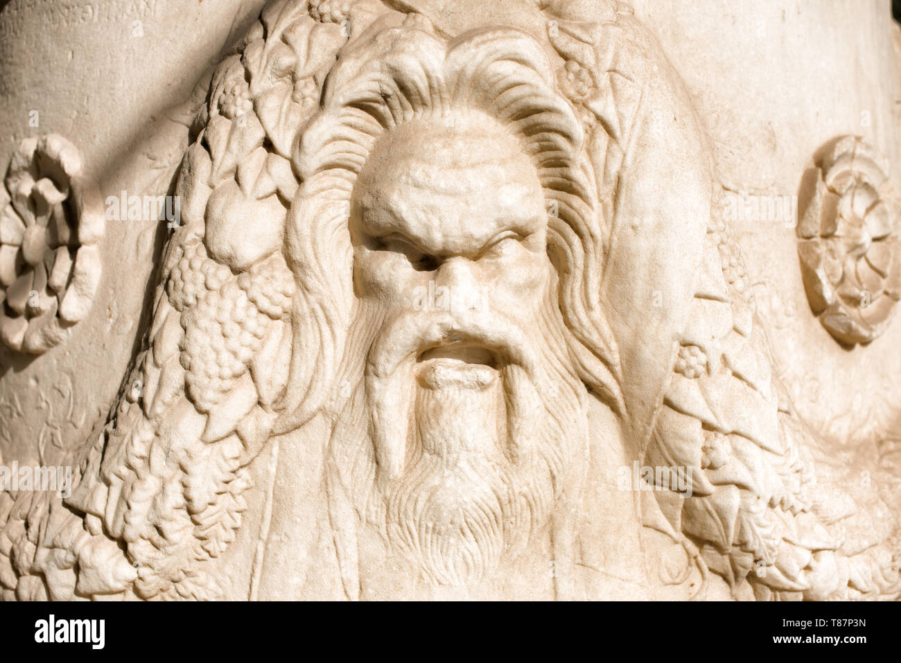 Dettaglio del Partenone dell'Acropoli Atene Grecia // ATENE, Grecia - l'antica Acropoli si erge in cima alla sua collina rocciosa, che domina lo skyline di Atene, Grecia. Il Partenone, con le sue colonne e frontoni iconici, è il fulcro di questo sito patrimonio dell'umanità dell'UNESCO. Circondata da altre strutture classiche, tra cui l'Eretteo e il Tempio di Atena Nike, questa cittadella del V secolo a.C. incarna la gloria dell'antica civiltà e dell'architettura greca. Foto Stock