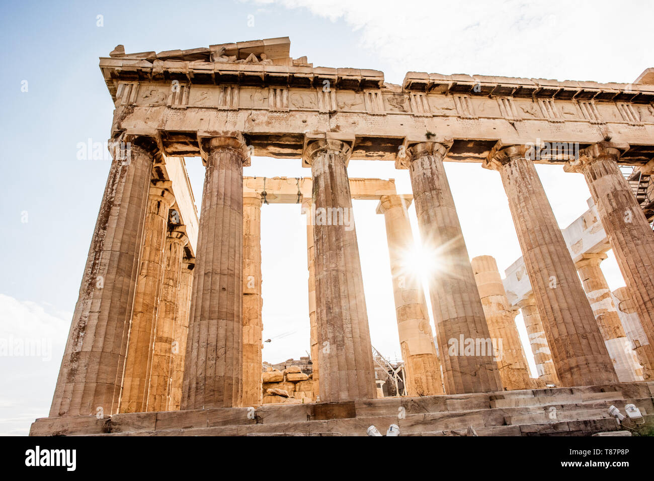 Colonne del Partenone Acropoli Atene Grecia // ATENE, Grecia - l'antica Acropoli si erge in cima alla sua collina rocciosa, che domina lo skyline di Atene, Grecia. Il Partenone, con le sue colonne e frontoni iconici, è il fulcro di questo sito patrimonio dell'umanità dell'UNESCO. Circondata da altre strutture classiche, tra cui l'Eretteo e il Tempio di Atena Nike, questa cittadella del V secolo a.C. incarna la gloria dell'antica civiltà e dell'architettura greca. Foto Stock
