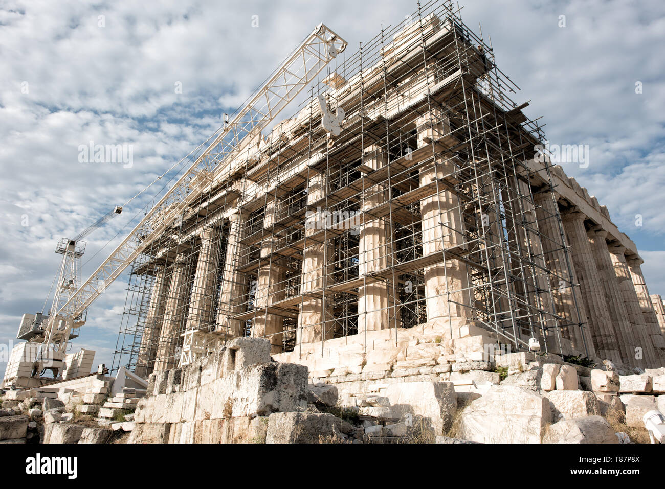 Partenone Antico Tempio Sotto Restaurazione Acropoli Atene Grecia | ATENE, Grecia — Una gru edile e degli impalcature avvolgono l'estremità occidentale del Partenone sull'Acropoli, parte del programma di conservazione che dura da decenni e che ha lavorato per invertire i danni derivanti da restaurazioni precedenti, inquinamento e secoli di conflitti. Il tempio, costruito tra il 447 e il 432 a.C. sotto Pericle, è oggi supervisionato dal Servizio di Restaurazione dell'Acropoli utilizzando fissaggi reversibili in titanio e marmo pentelico abbinato alla cava originale. Foto Stock
