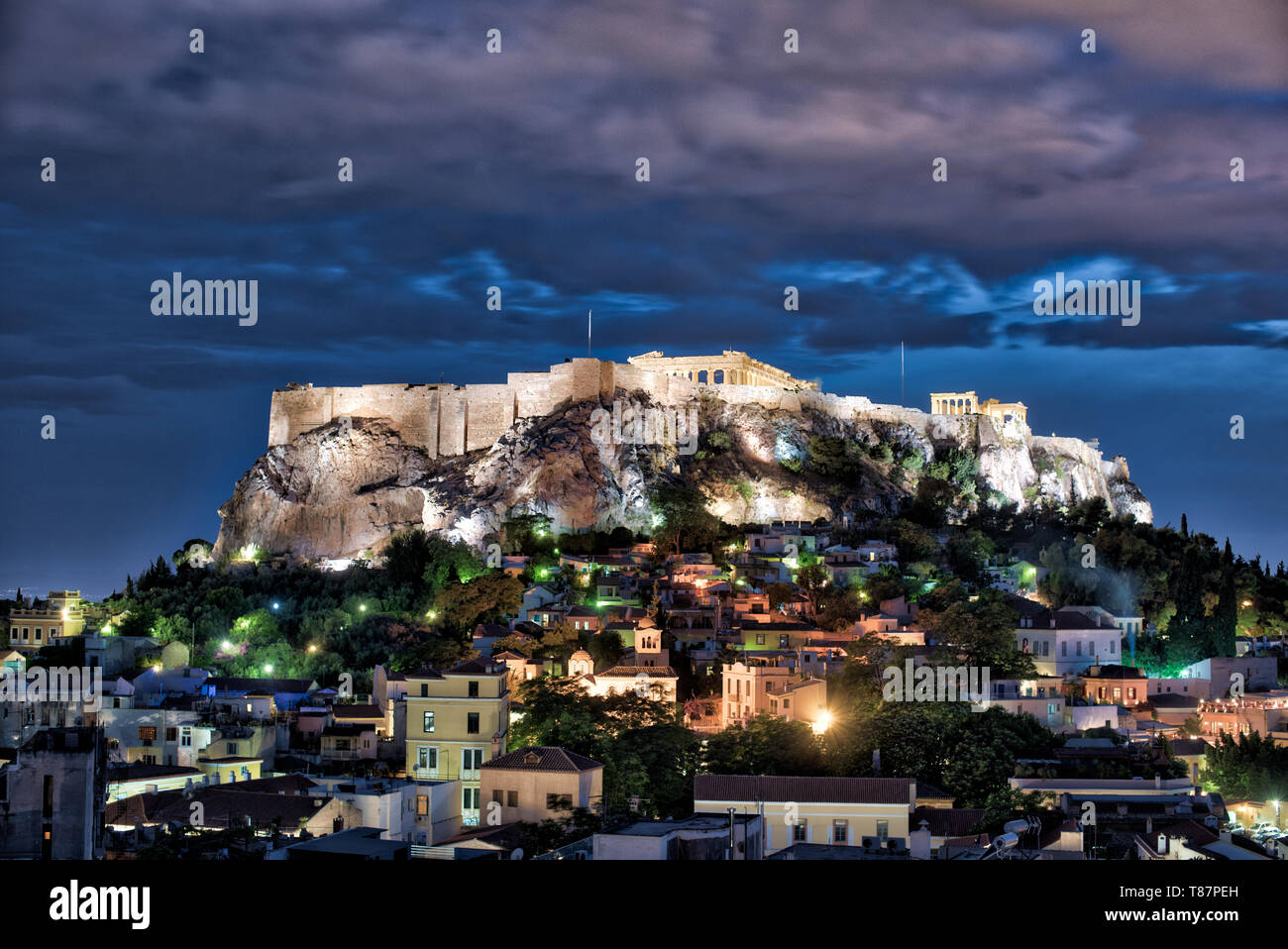 ATENE, Grecia - l'Acropoli di Atene è un'antica cittadella che sorge su uno sperone roccioso sopra Atene, Grecia. È uno dei siti archeologici più famosi al mondo ed è un sito patrimonio dell'umanità dell'UNESCO. Si compone di un certo numero di strutture sulla cima della collina, insieme ad altri siti sulla collina circostante. La struttura più famosa del Partenone, un grande tempio risalente al V secolo a.C. e caratterizzato da un caratteristico strato esterno di grandi colonne. Foto Stock