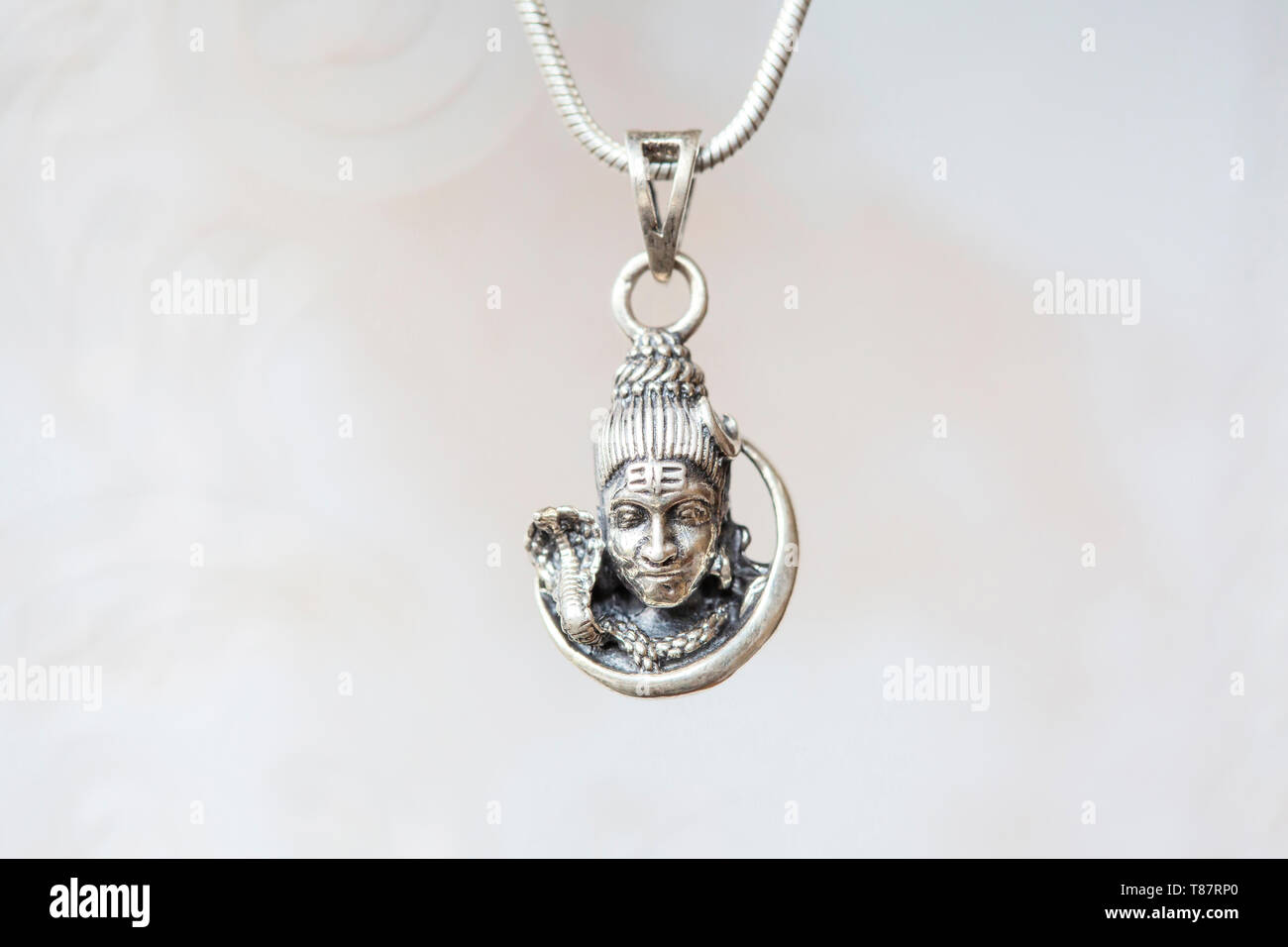Argento testa di Shiva pendente naturale su sfondo bianco Foto Stock