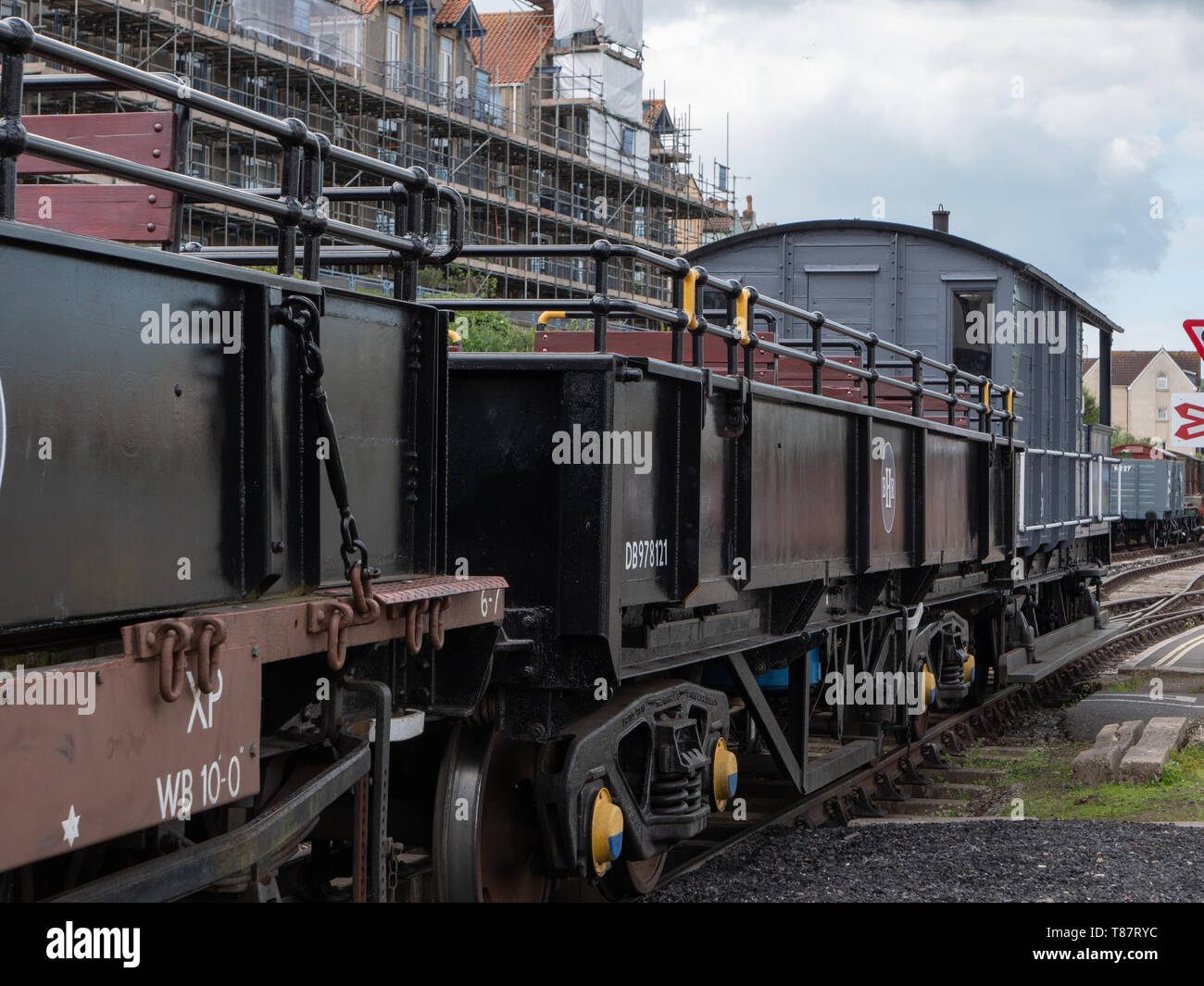 Vecchi vagoni ferroviari sulla banchina al porto di Bristol, Bristol, Regno Unito. Foto Stock