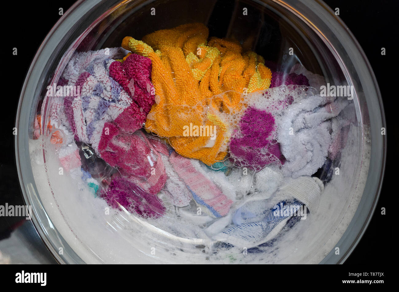 Macchina di lavaggio porta con indumenti rotante interno Foto Stock