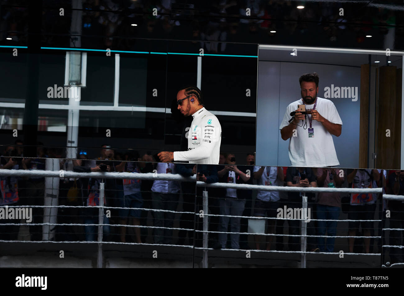 Barcellona, Spagna. 11 Maggio, 2019. Lewis Hamilton del team Mercedes in azione lascia ospitalità e andare al garage durante la Formula Uno giornata di qualifica presso il Circuito di Catalunya. Credito: Pablo Guillen/Alamy Foto Stock