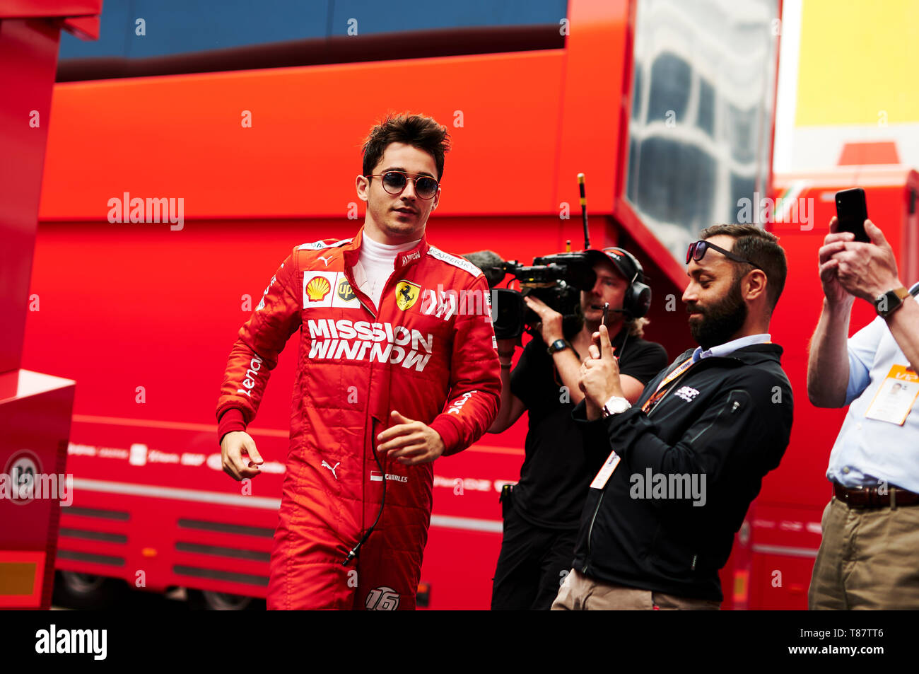 Barcellona, Spagna. 11 Maggio, 2019. Charles Leclerc del team Ferrari corre per il garage per iniziare la sessione di qualifica durante il periodo della Formula Uno giornata di qualifica presso il Circuito di Catalunya. Credito: Pablo Guillen/Alamy Foto Stock