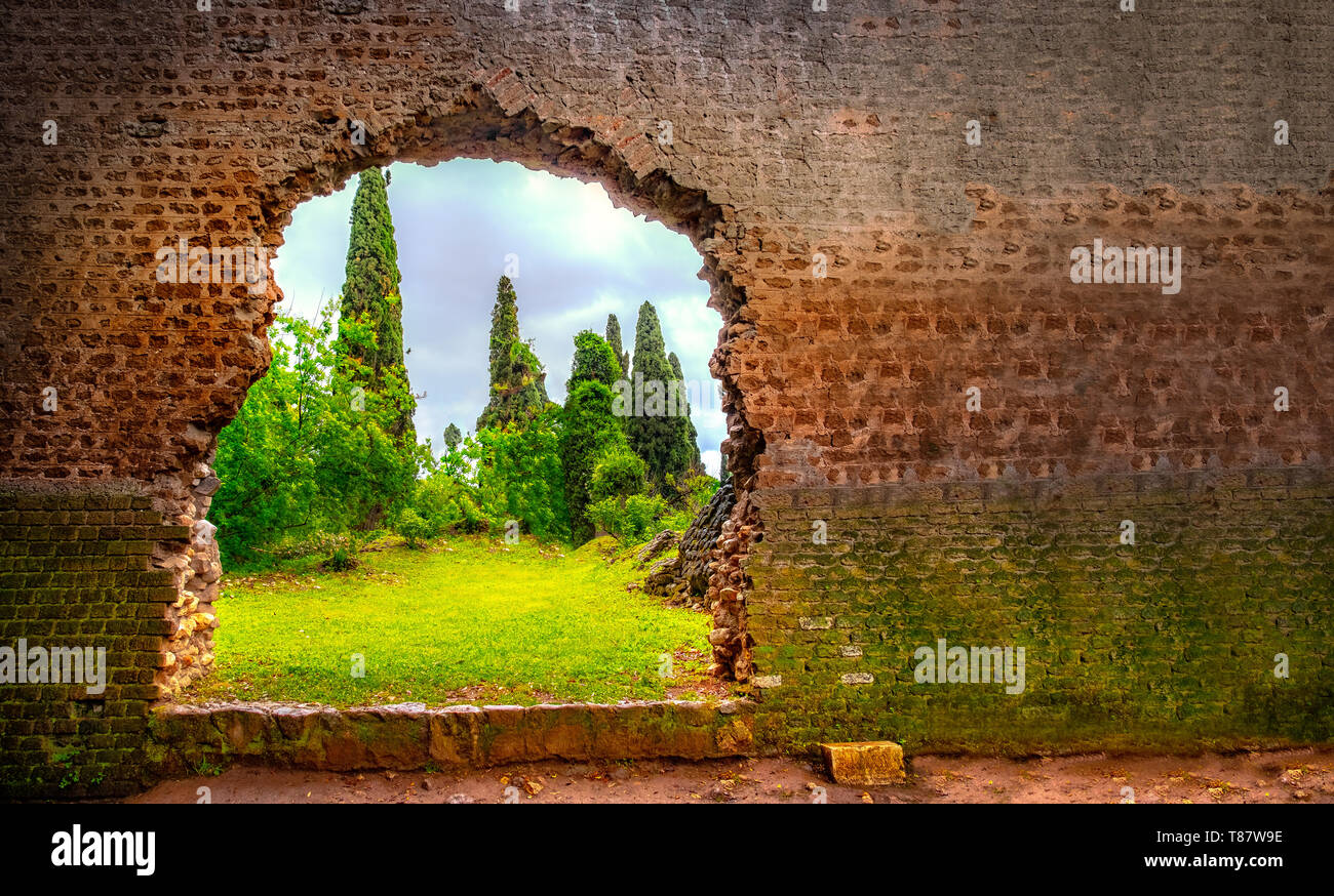 Foro nella parete giardino eden gate sfondo orizzontale rotto Foto Stock