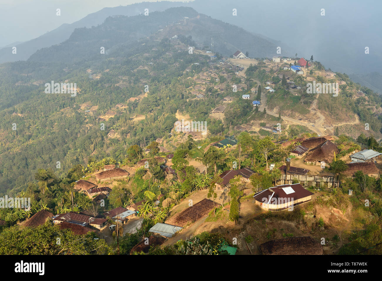 Vista sul villaggio Longwa con la vista panoramica sull'India e Myanmar border, Nagaland, India, Asia Foto Stock