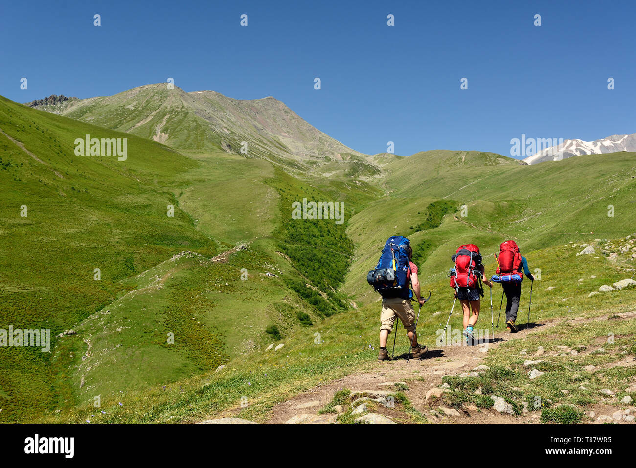 Per i turisti con attrezzatura completa sono andando a Kazbegi picco, Stepantsminda, Georgia Foto Stock