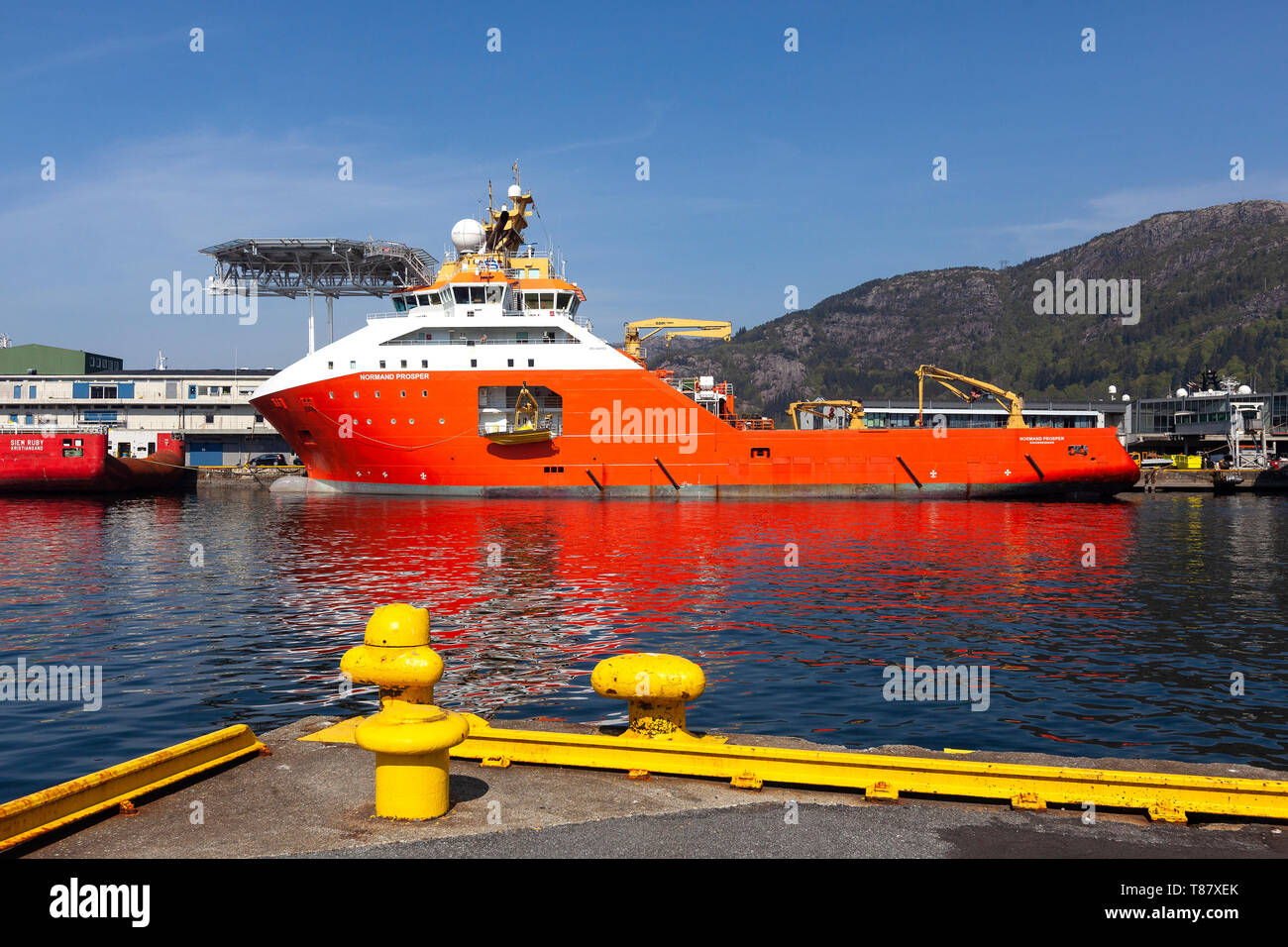 AHTS Offshore Anchor Handling Tug recipiente di alimentazione Normand prosperare nel porto di Bergen, Norvegia. Skoltegrunnskaien terminale. Foto Stock