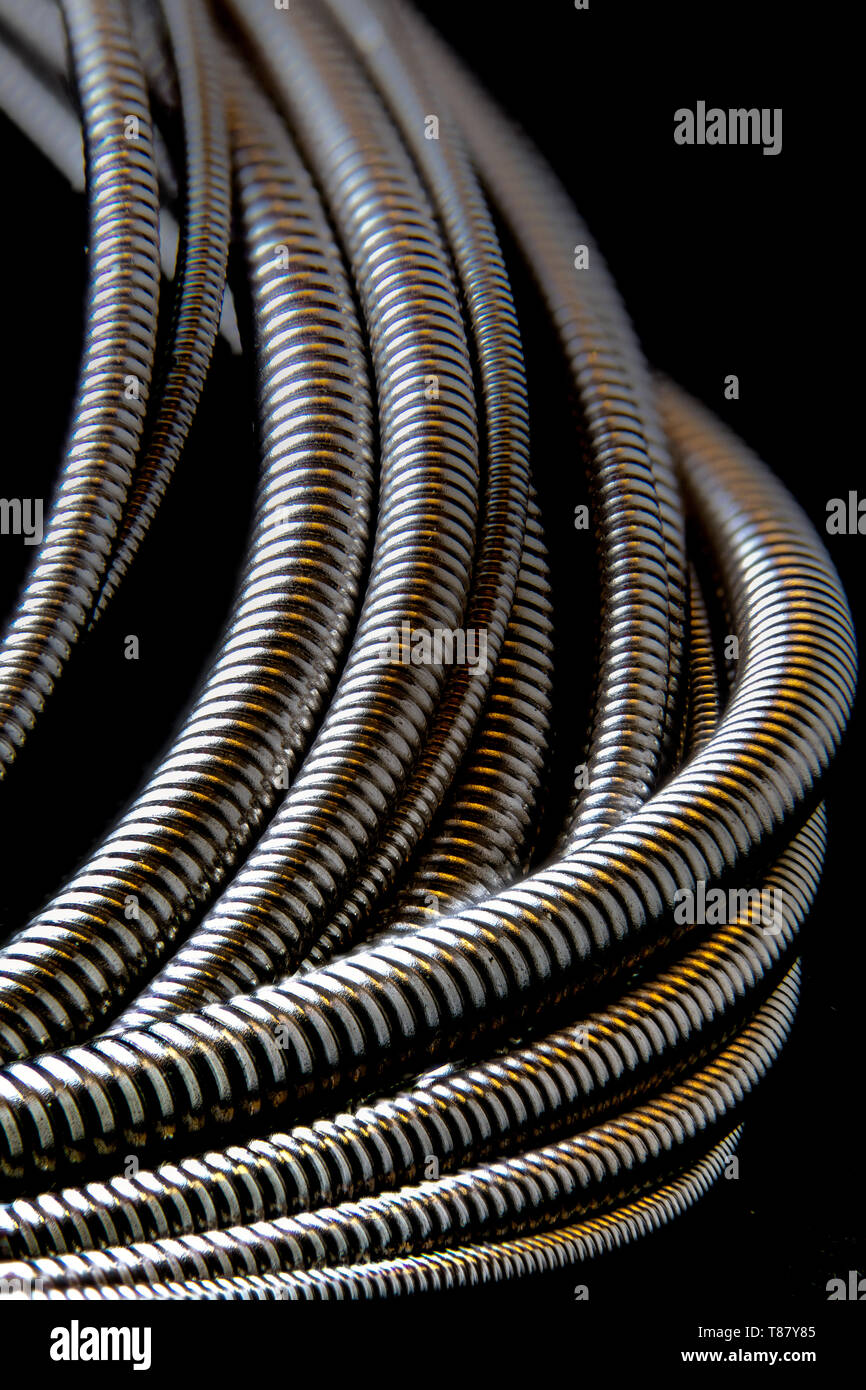 Una bobina di stringhe bass spazia attraverso il telaio in questa stretta fino ad alta risoluzione Fotografia macro Foto Stock