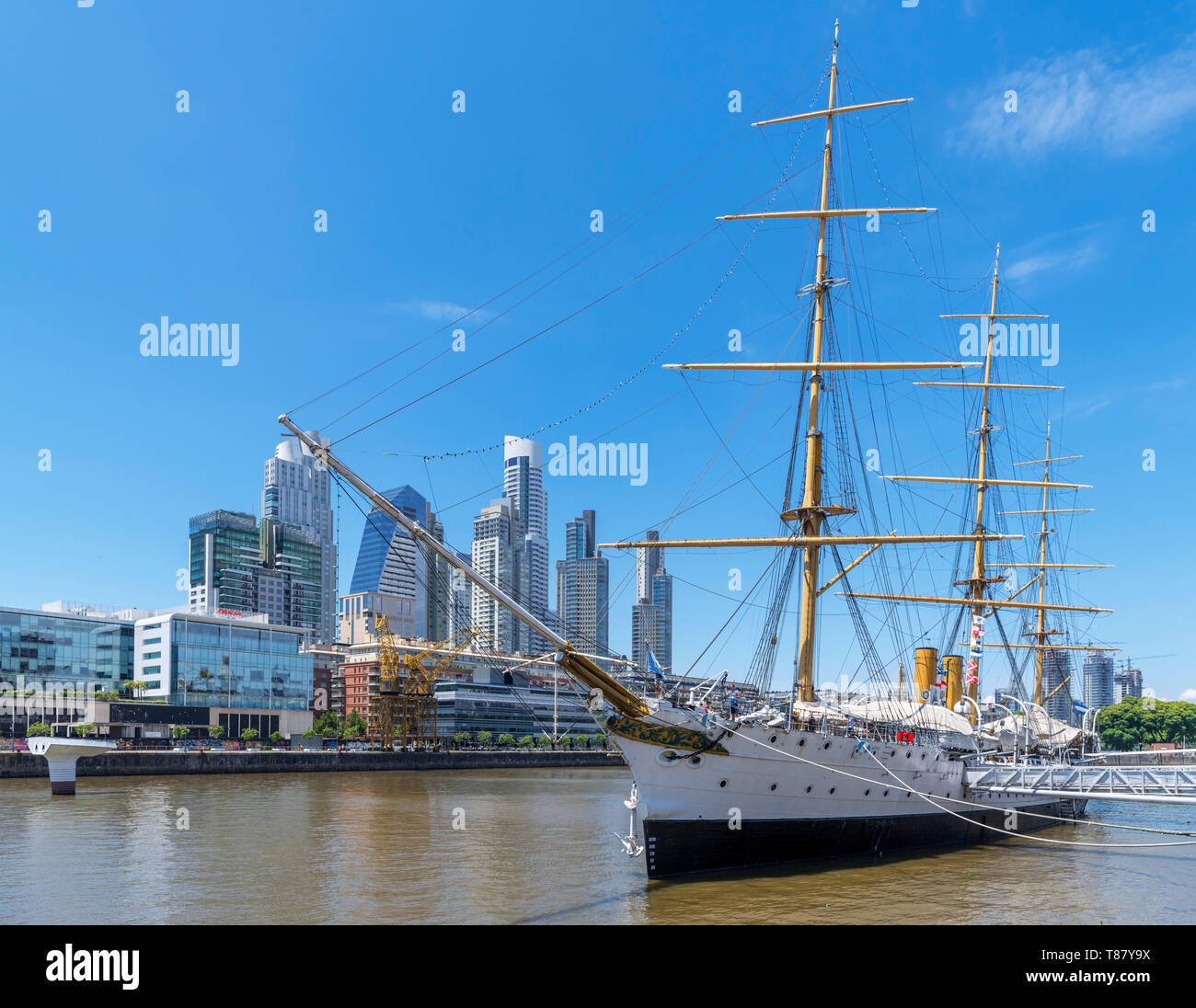 Waterfront a Puerto Madero guardando verso il quartiere commerciale con nave museo ARA Presidente Sarmiento in primo piano, Buenos Aires, Argentina Foto Stock