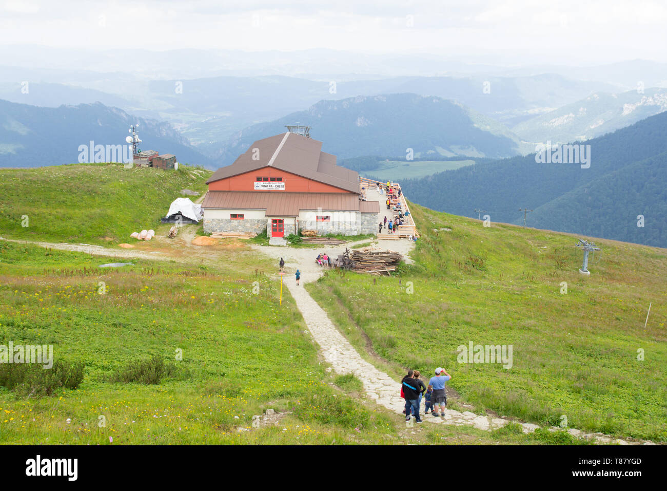 Bassi Tatra, Slovacchia - Luglio 2018: Turisti escursioni vicino a tourist house sulla montagna Chleb nei Bassi Tatra, Slovacchia Foto Stock