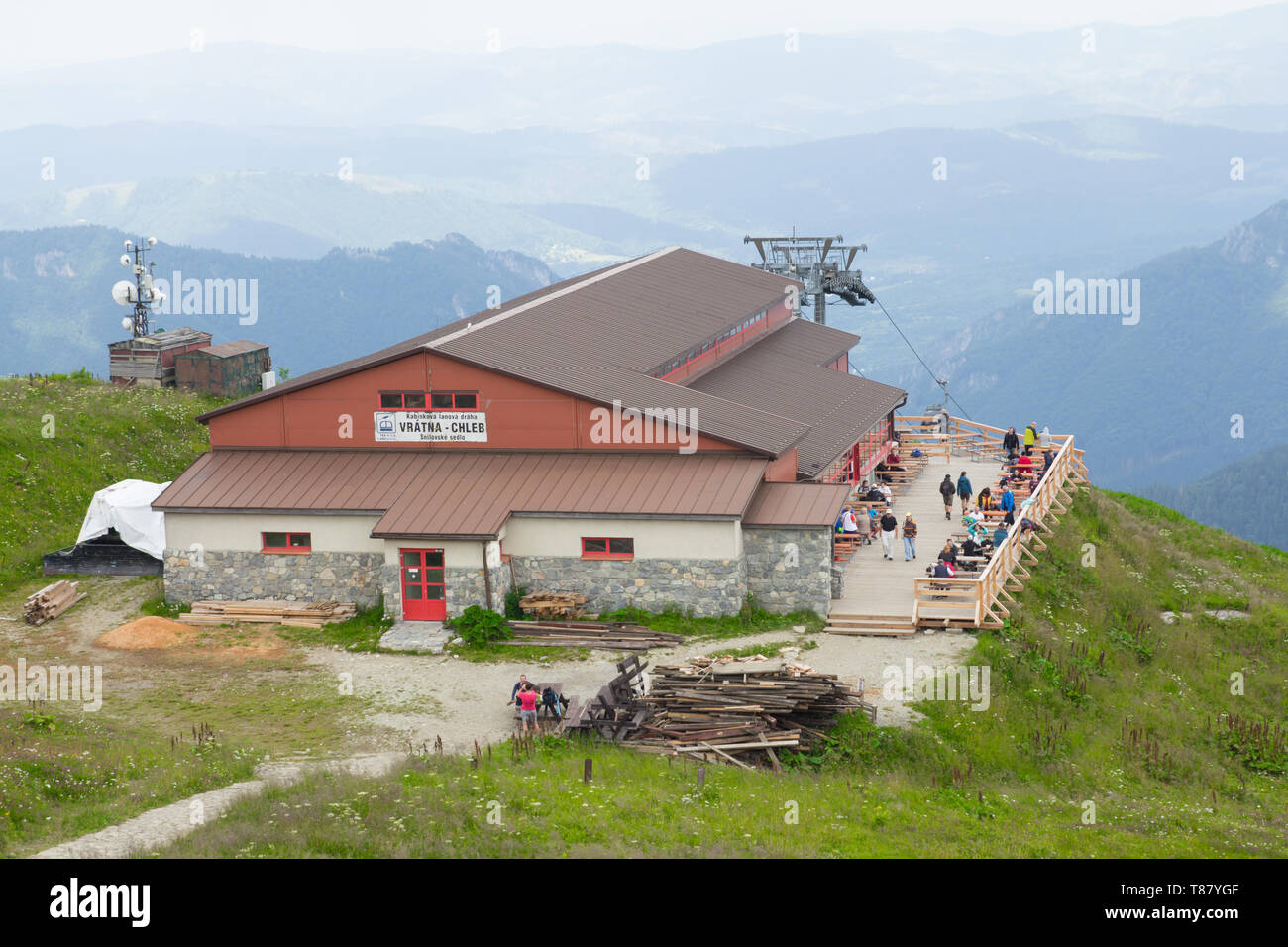 Bassi Tatra, Slovacchia - Luglio 2018: Turisti escursioni vicino a tourist house sulla montagna Chleb nei Bassi Tatra, Slovacchia Foto Stock